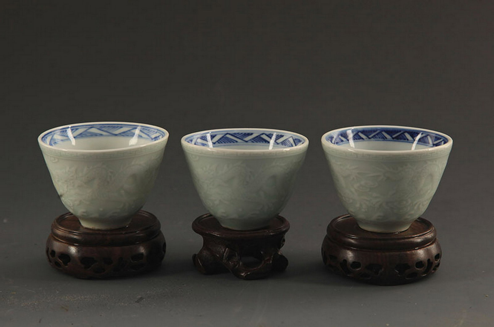 GROUP OF THREE BLUE AND WHITE LANDSCAPE CUP (1 of 6)