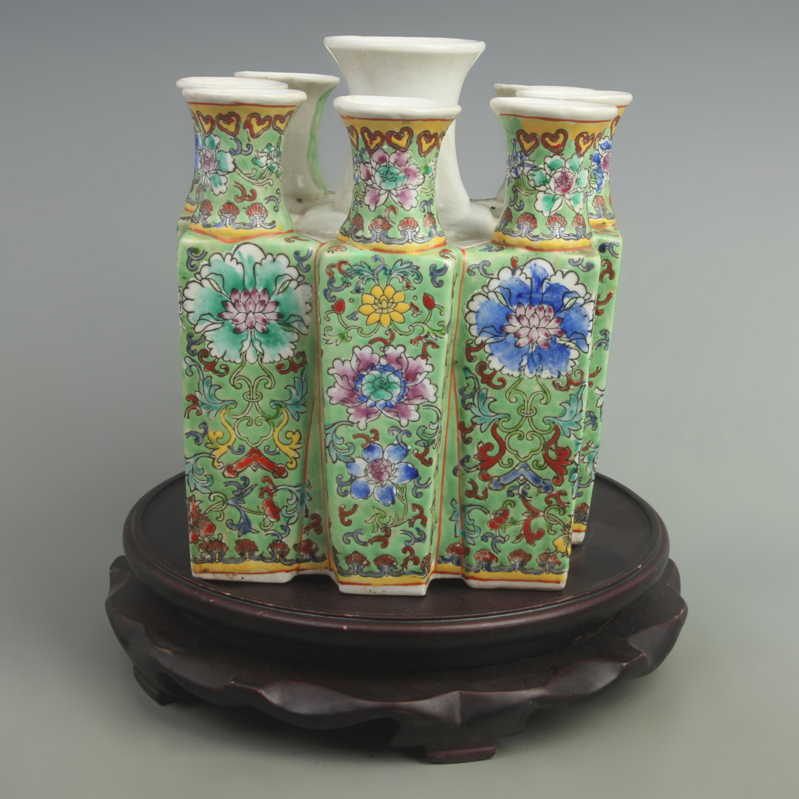 A FINE FAMILLE ROSE FLOWER PATTERN PORCELAIN BOTTLE (1 of 5)
