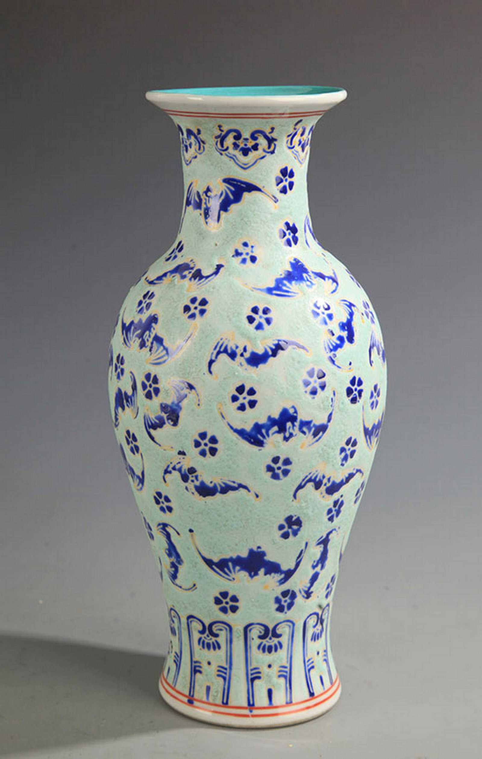 GREEN GROUND BAT PATTERN OLIVE STYLE PORCELAIN BOTTLE: Qing Dynasty Qian Long Period,High:10.00 in; Diameter:3.0 in