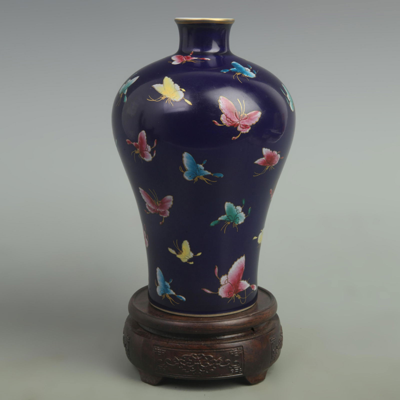 A DARK BLUE BUTTERFLY PATTERN MEI STYLE VASE (1 of 5)