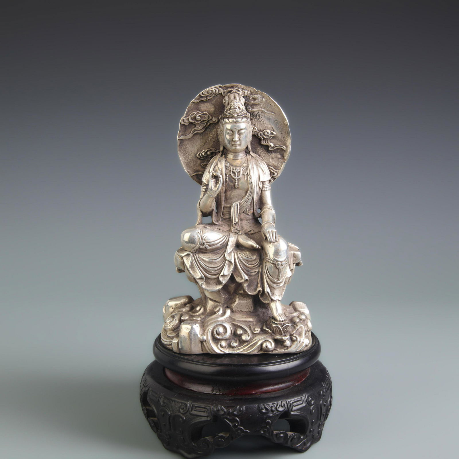 A FINE SILVER GILT BRONZE GUAN YIN STATUE (1 of 5)