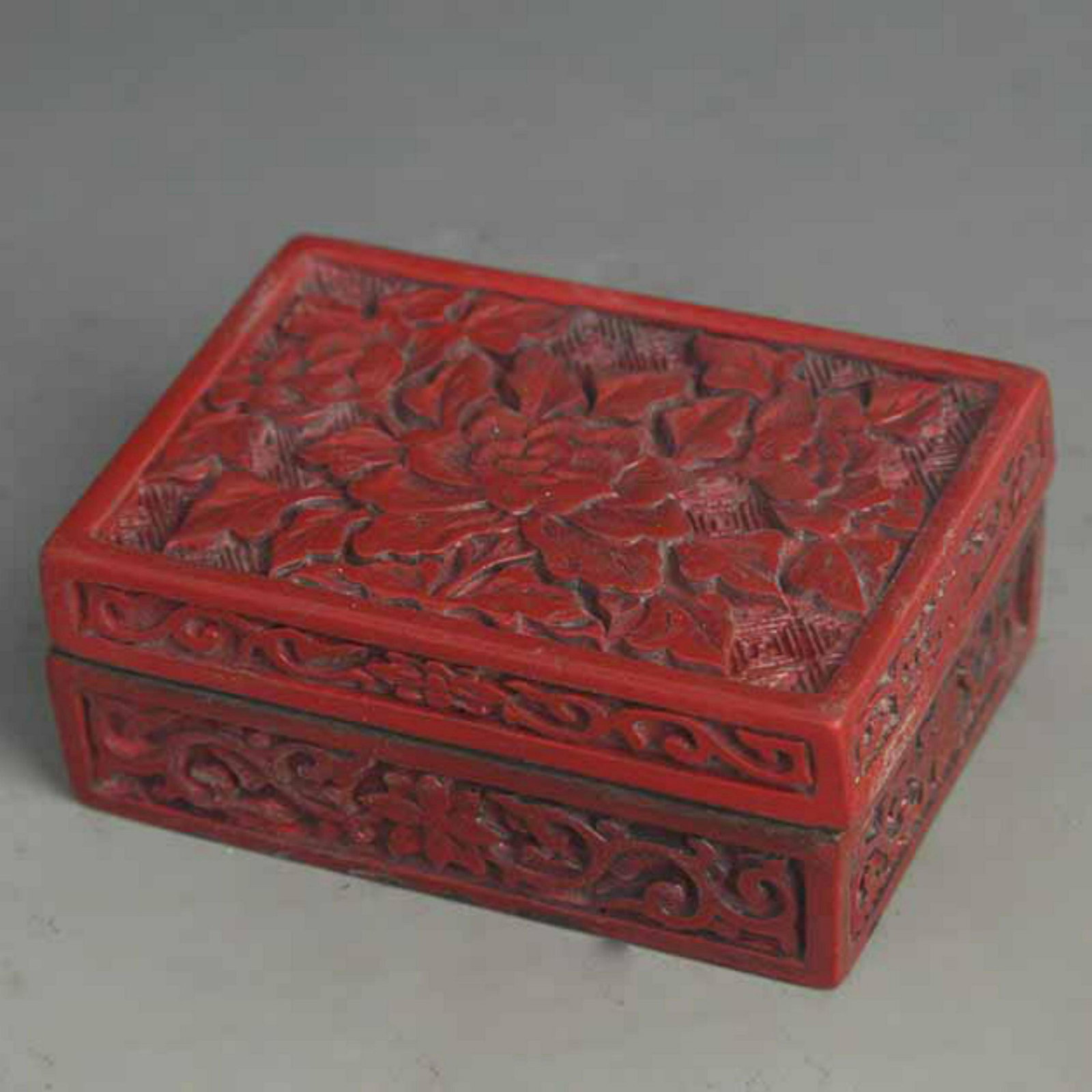 A FINE FLOWER PATTERN CARVED LACQUER BOX WITH COVER (1 of 4)