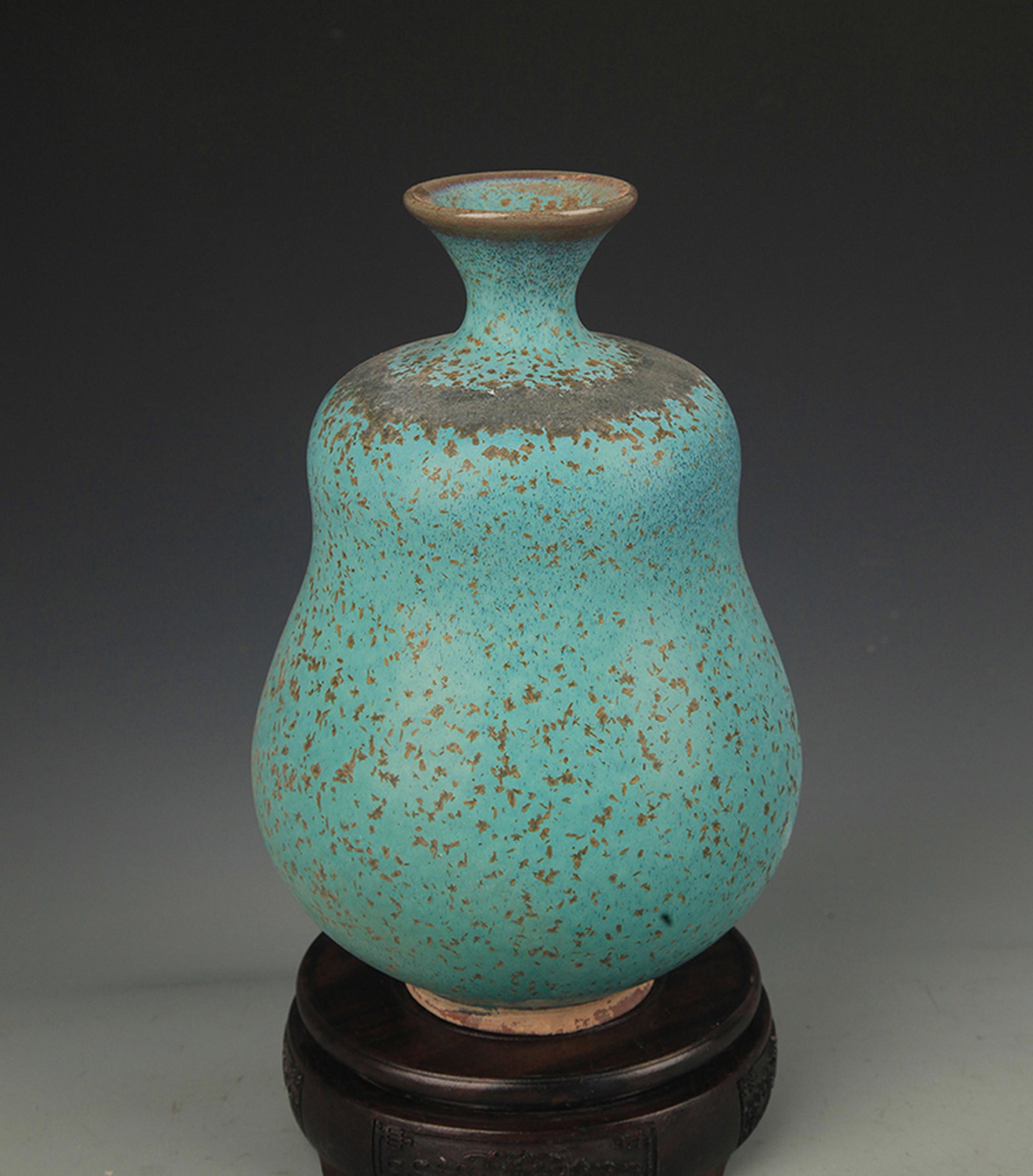A LU JUN KILN MELON SHAPED OLD PORCELAIN JAR: Qing Dynasty, High: 9.0 inchï¼› Diameter: 2.5 inch
