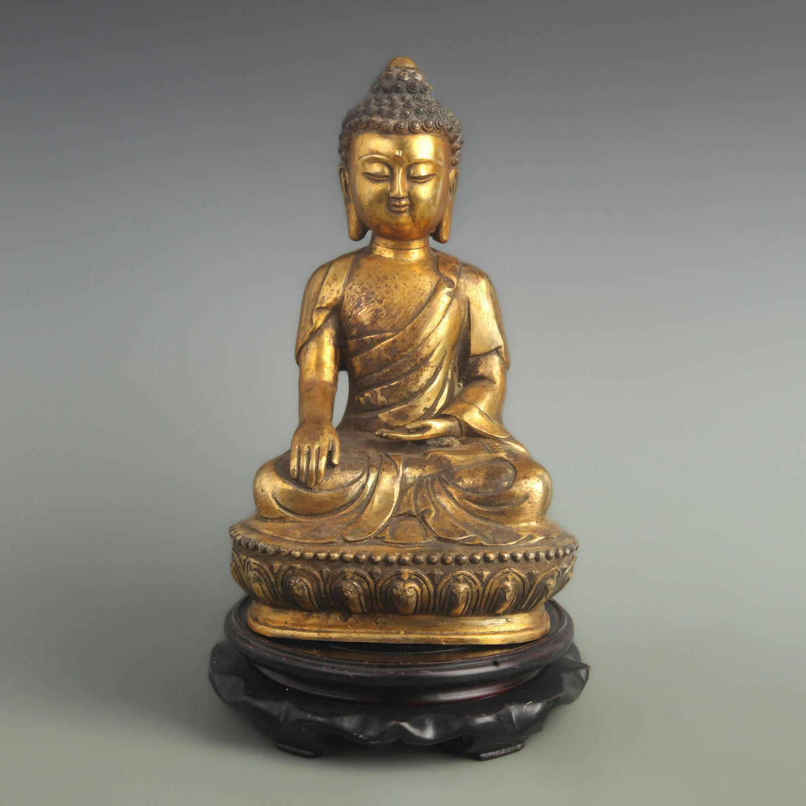 A FINE GILT BRONZE BUDDHA STATUE (1 of 6)