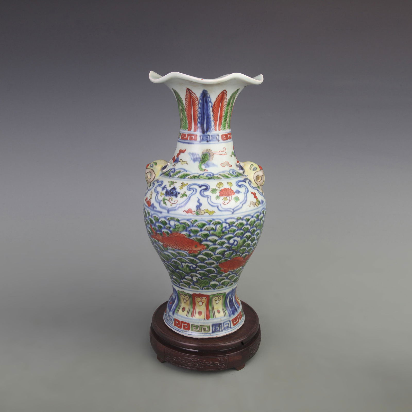 A FINE DOUCAI COLOR FISH PATTERN PORCELAIN VASE (1 of 6)