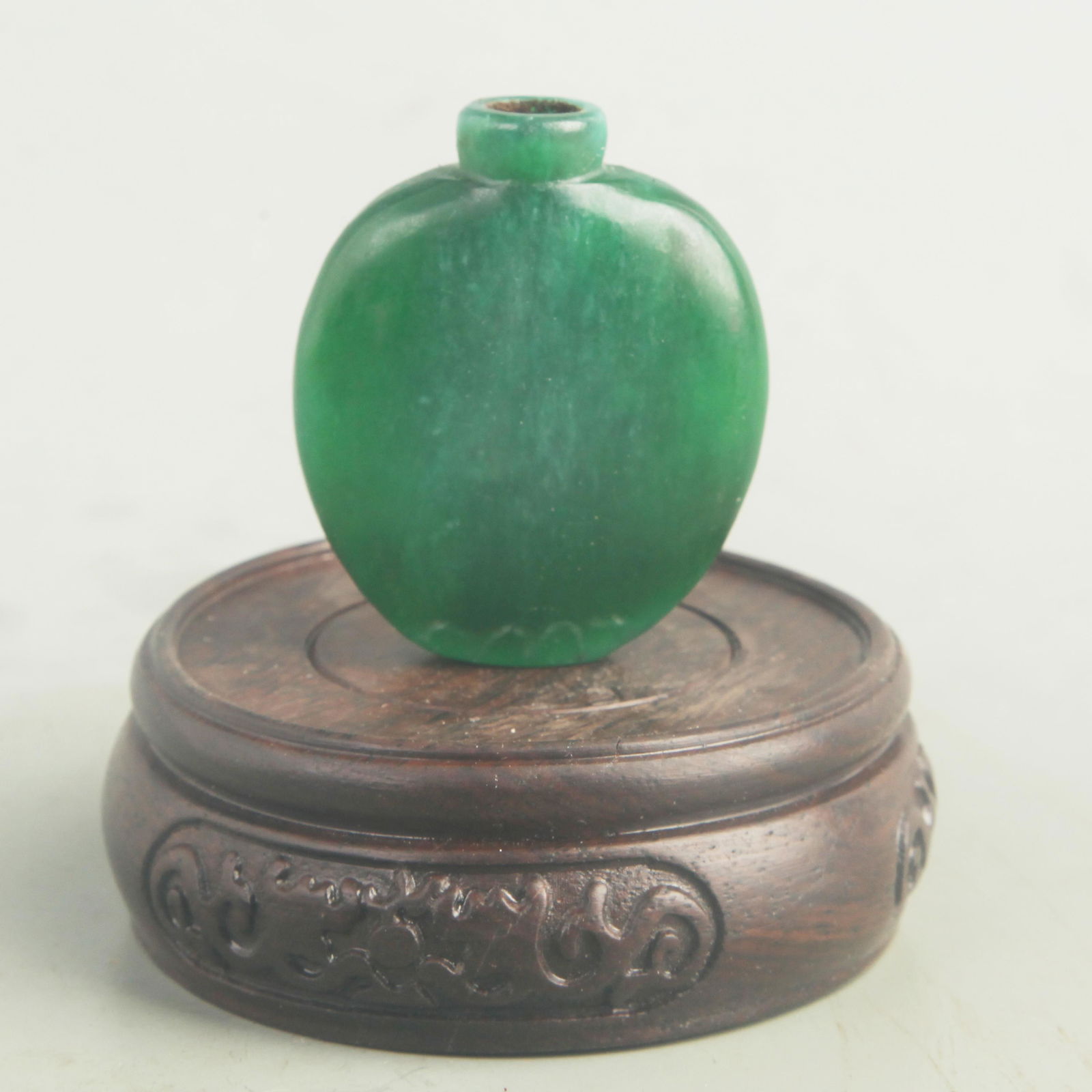 A FINE JADEITE MADE SNUFF BOTTLE (1 of 3)