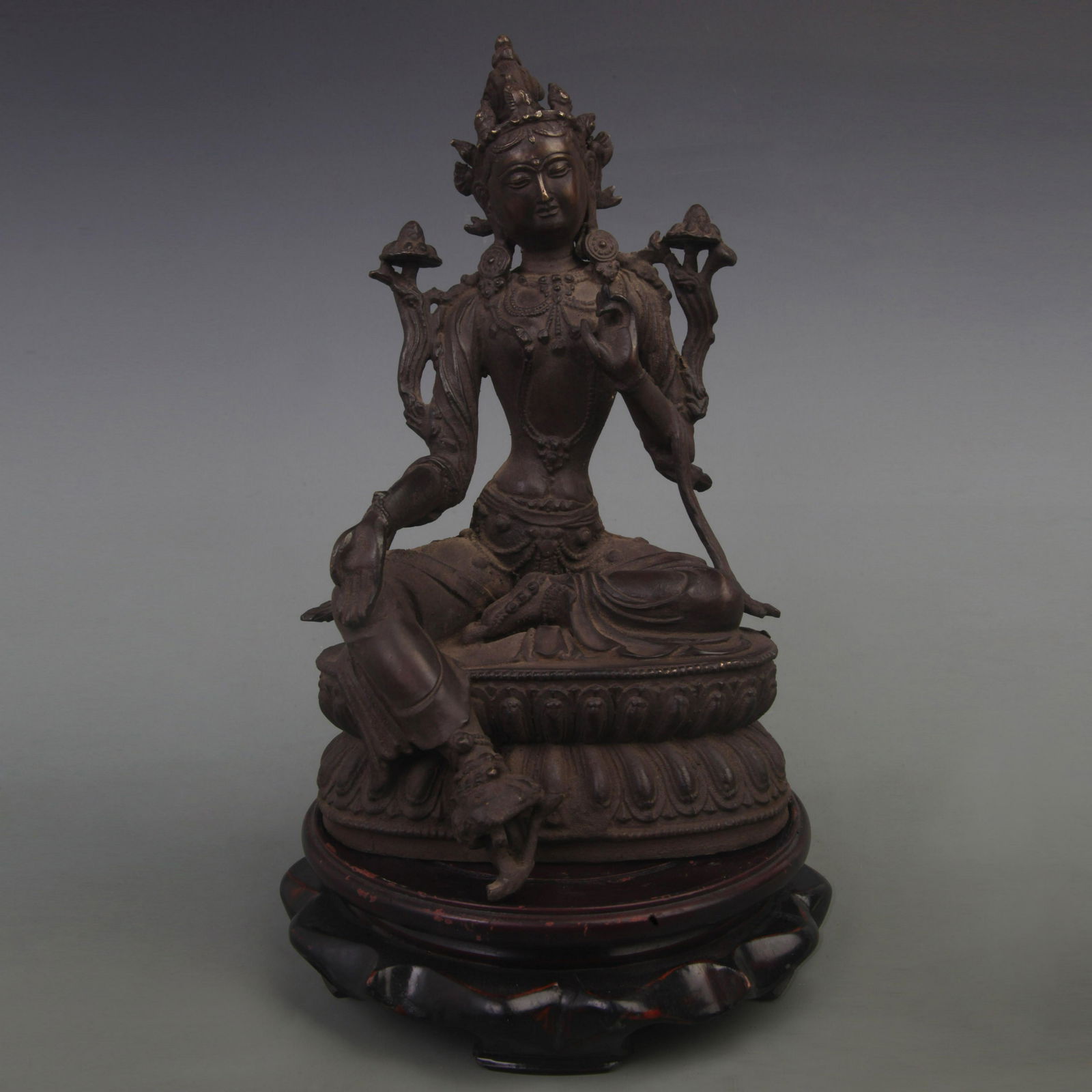 A FINE BRONZE GREEN TARA STATUE (1 of 4)