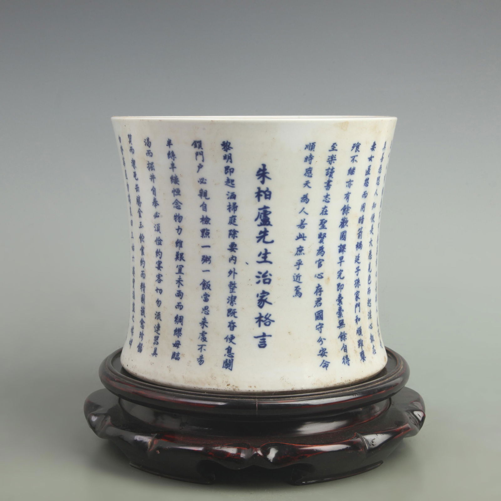 A FINE BLUE AND WHITE CHINESE POETRY PATTERN BRUSH HOLDER (1 of 5)