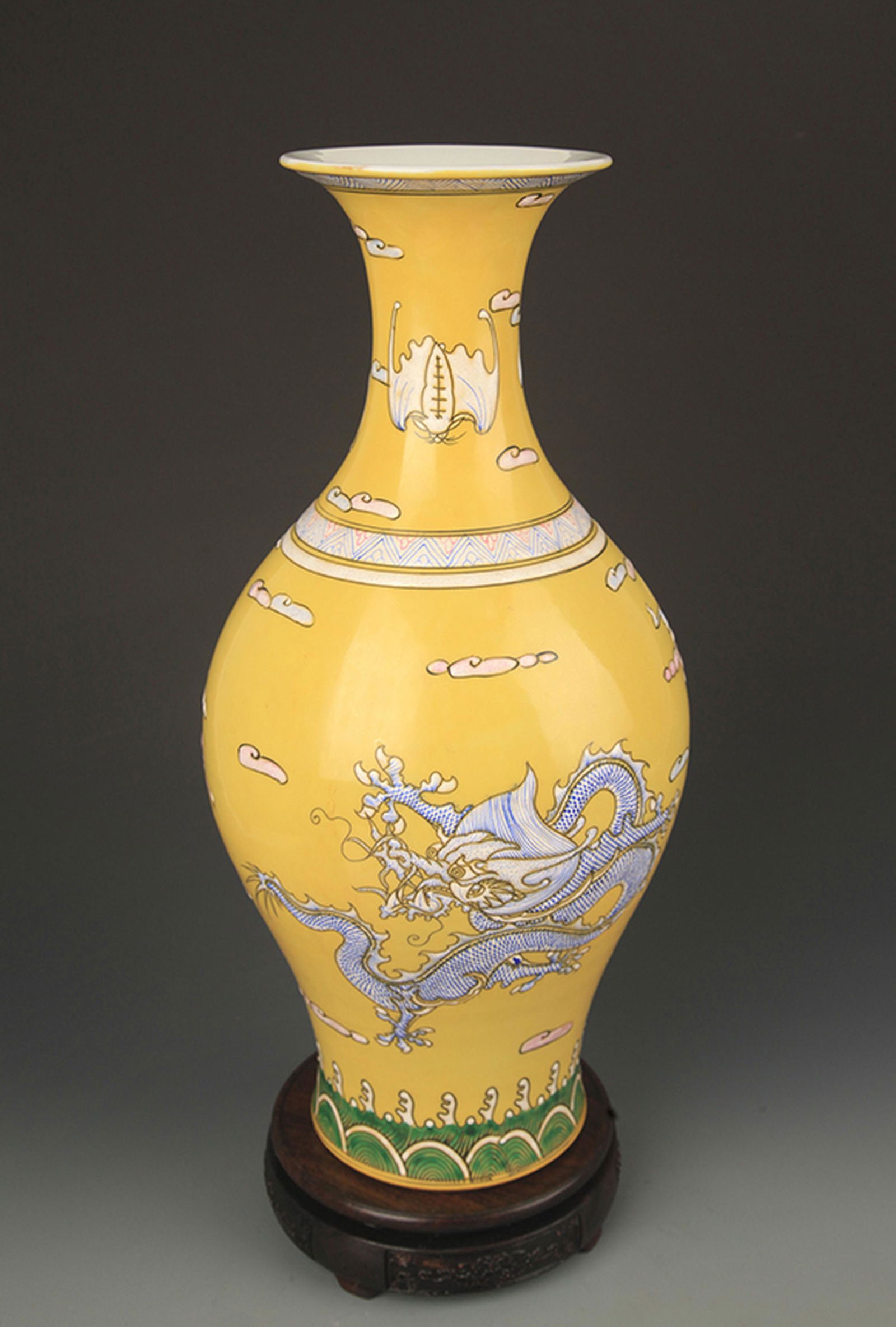 A YELLOW GROUND FAMILLE ROSE DRAGON PATTERN VASE (1 of 5)