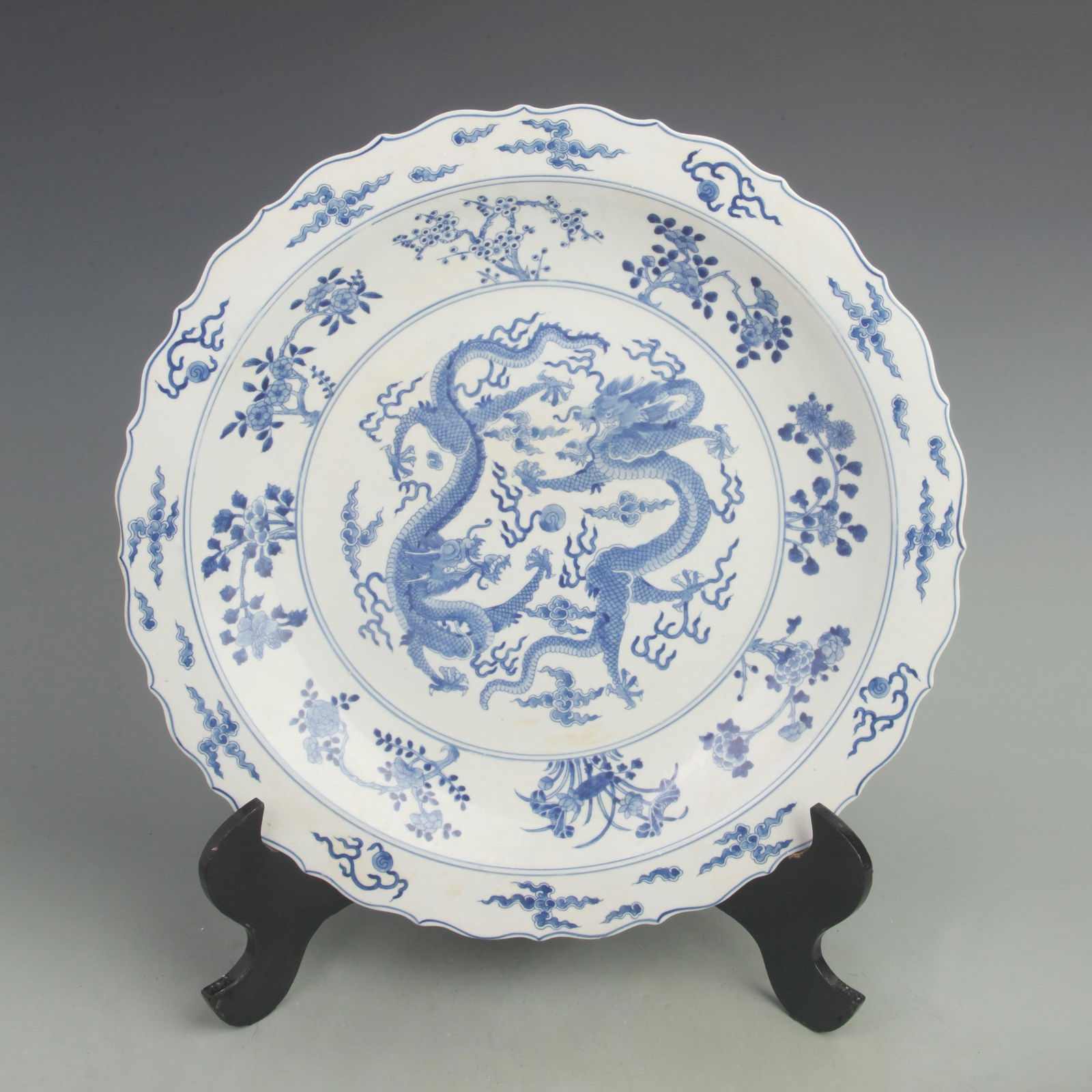 A BLUE AND WHITE COLOR DRAGON PATTERN PLATE (1 of 5)