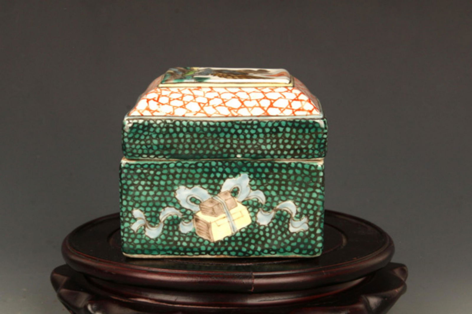 FAMILLE ROSE AUSPICIOUS EIGHT TREASURES PATTERN PORCELAIN BOX (1 of 5)