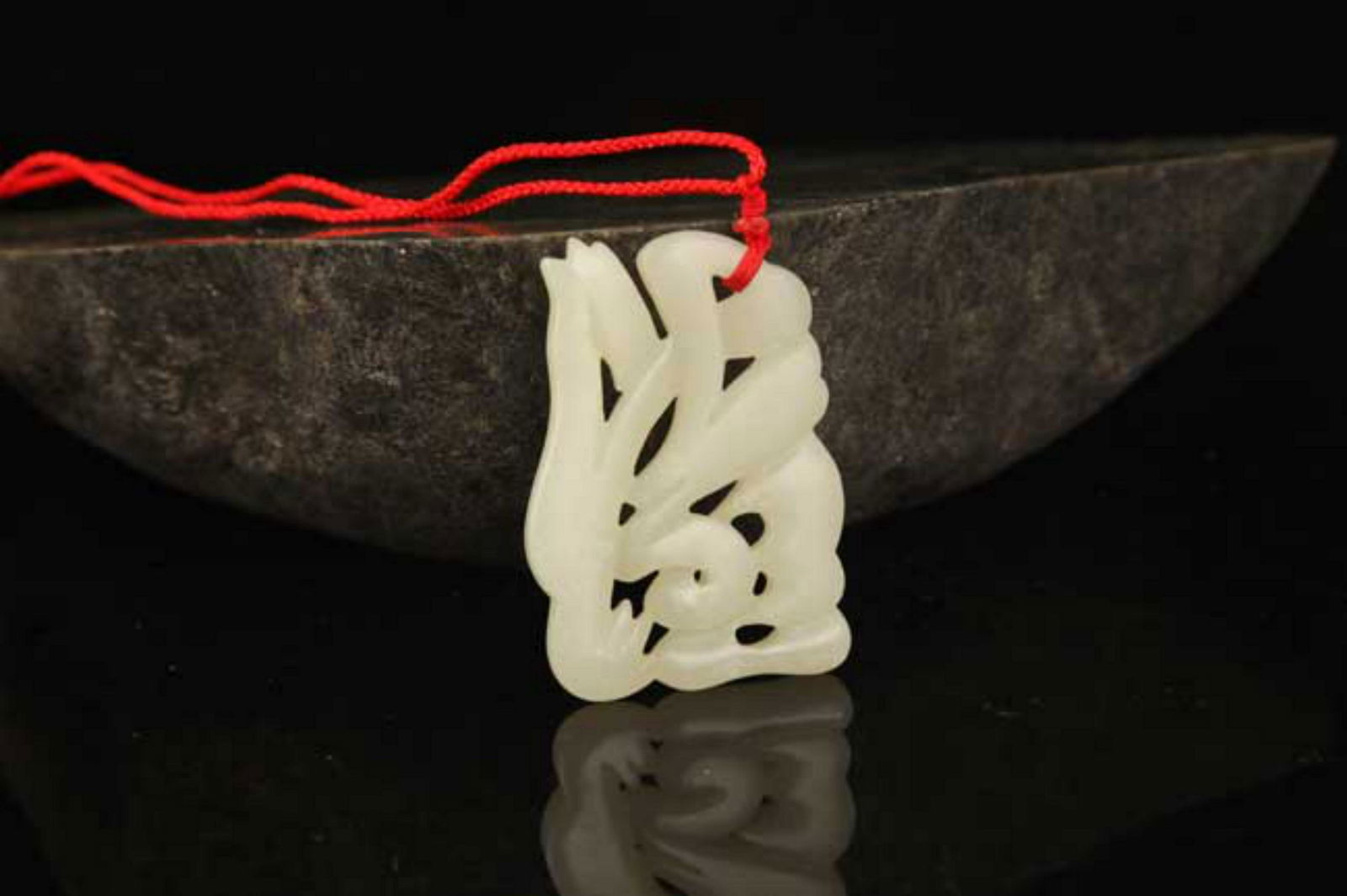 A FINE HALLOW CARVED HETIAN JADE PENDANT (1 of 4)