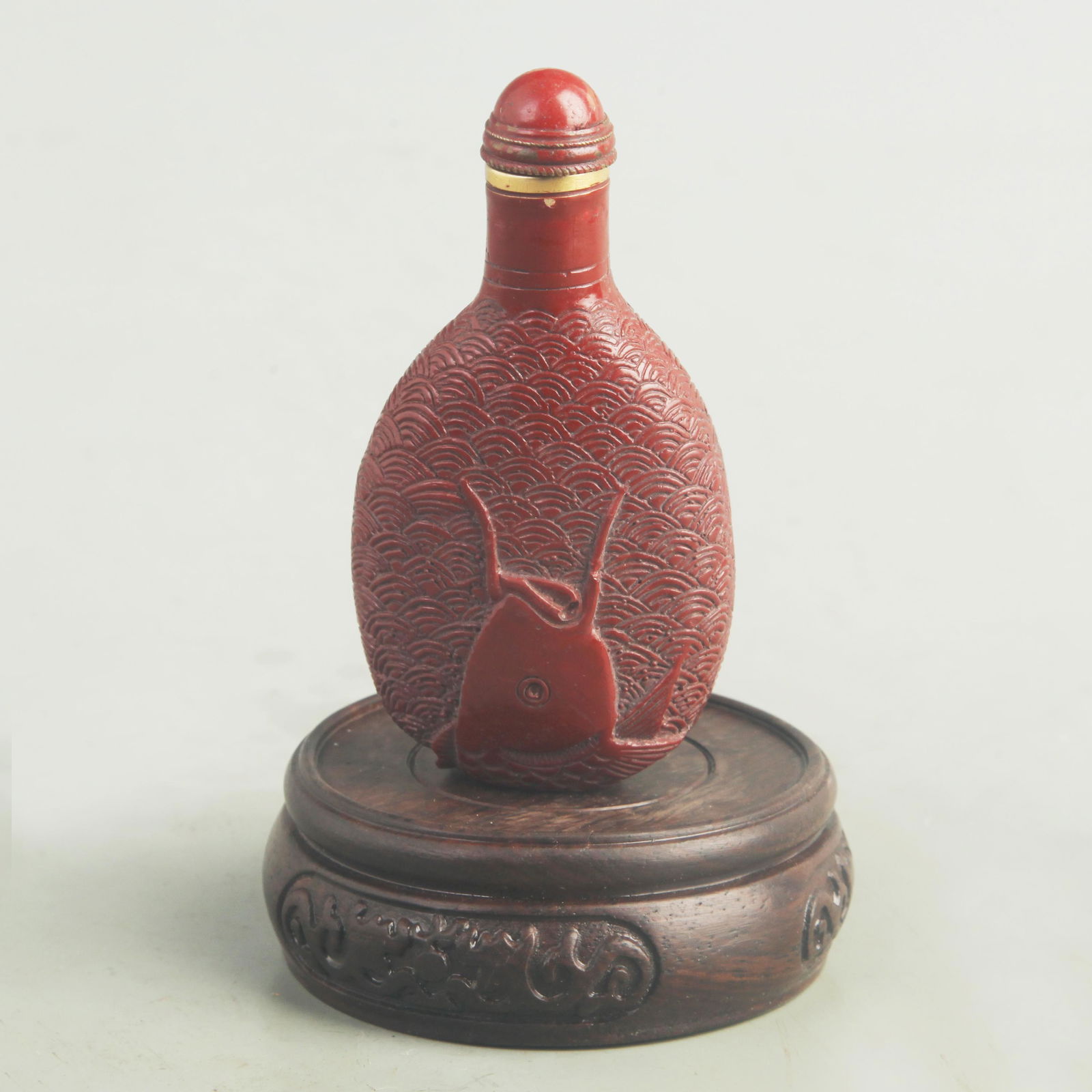 A FINE CARVED LACQUER FISH CARVING SNUFF BOTTLE (1 of 5)