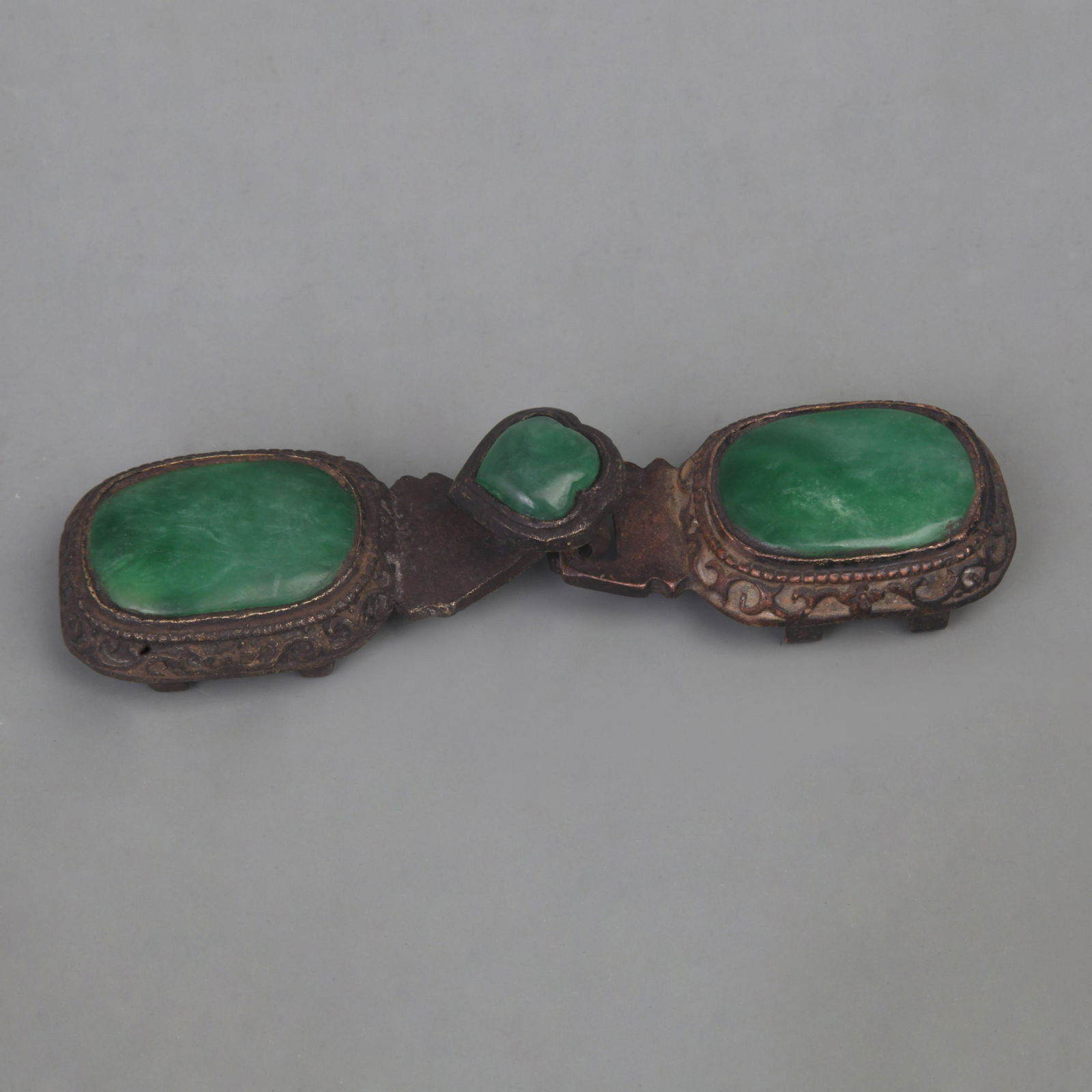 A FINE JADE MADE BELT BUCKLE (1 of 5)