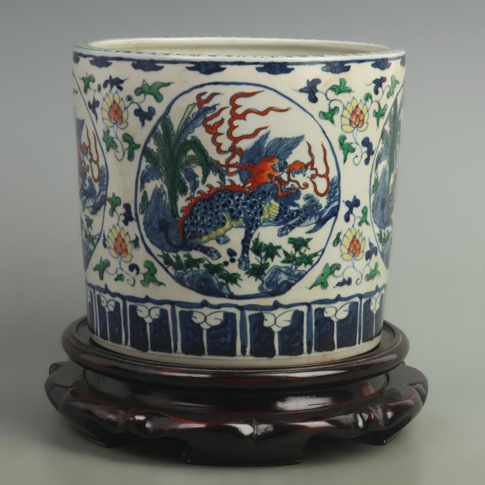 DOUCAI COLOR LION PATTERN PORCELAIN PEN HOLDER (1 of 5)