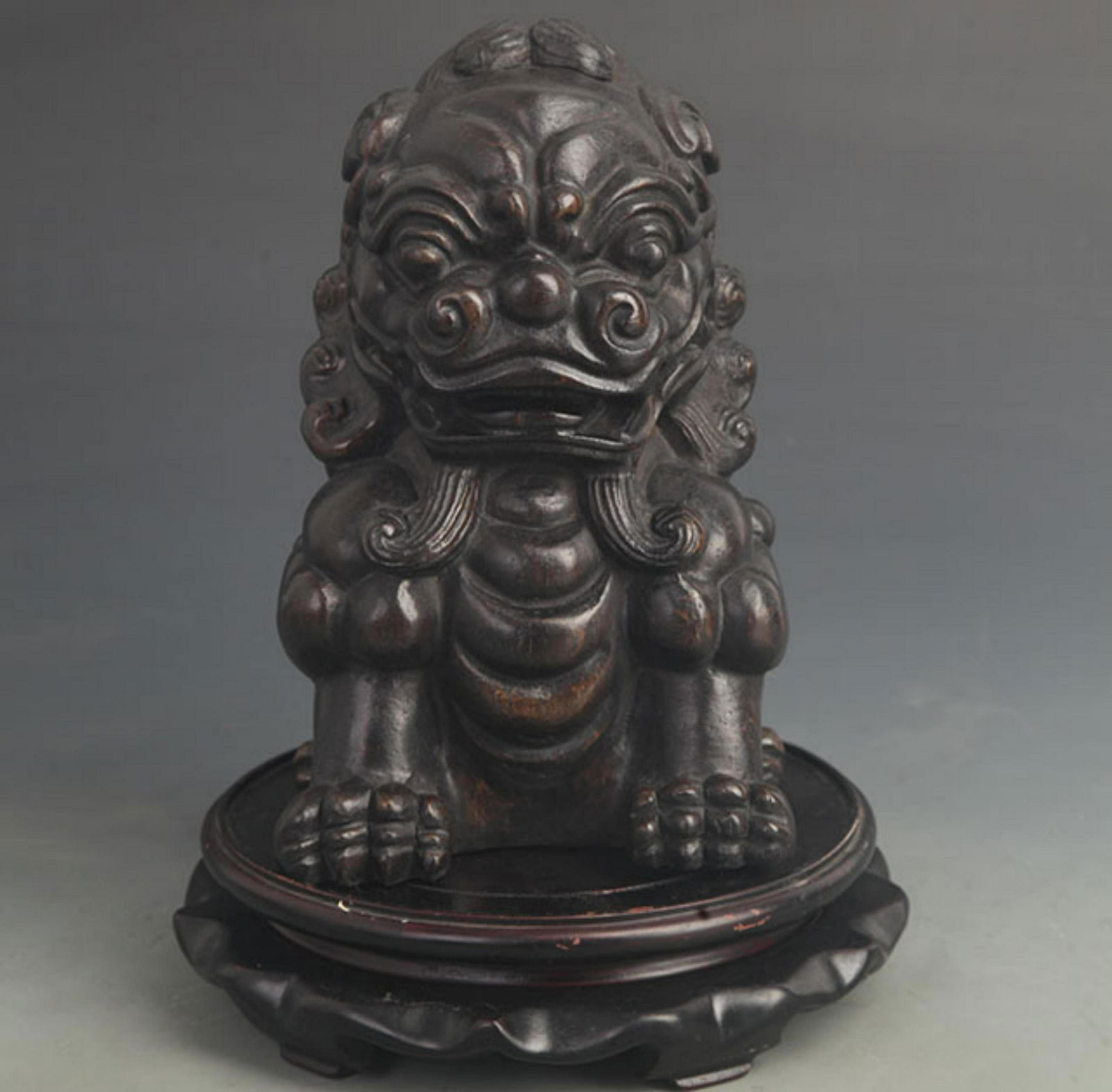 BAMBOO ROOT CARVING OF A HOUSE-GUARDING LION FIGURINE (1 of 5)