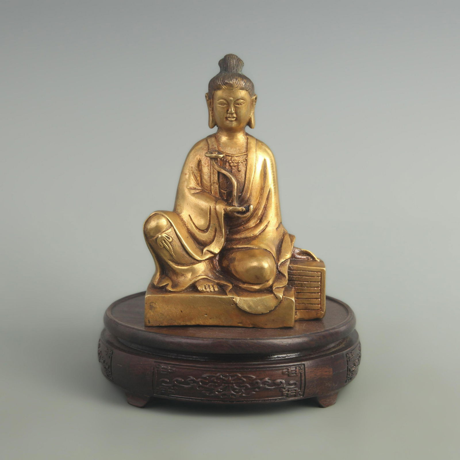 A FINE GILT BRONZE GUAN YIN STATUE (1 of 5)