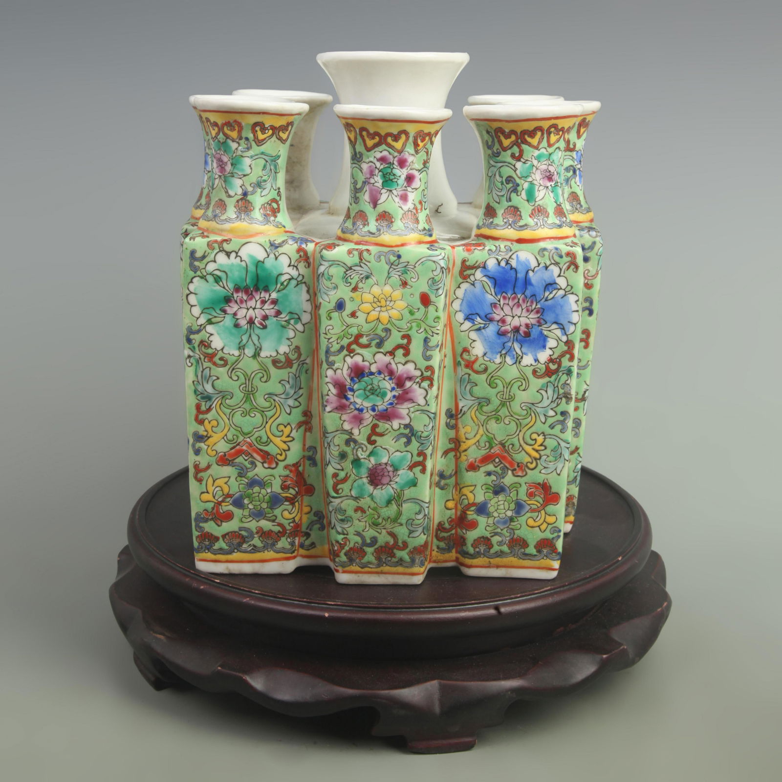 A FAMILLE ROSE GREEN GROUND FLOWER PATTERN PORCELAIN FLOWER BOTTLE (1 of 5)