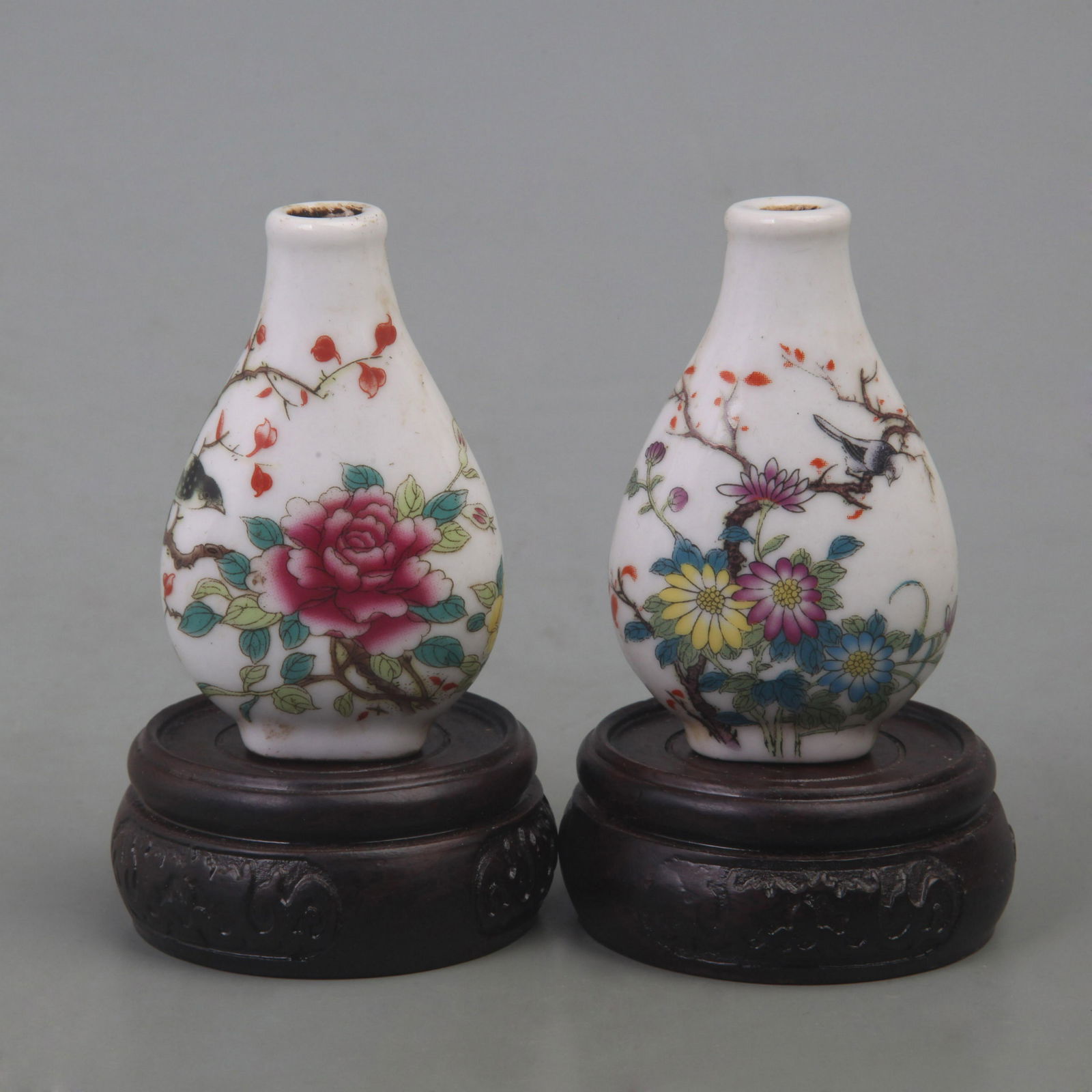 TWO FAMILLE ROSE FLOWER PATTERN SNUFF BOTTLE (1 of 8)