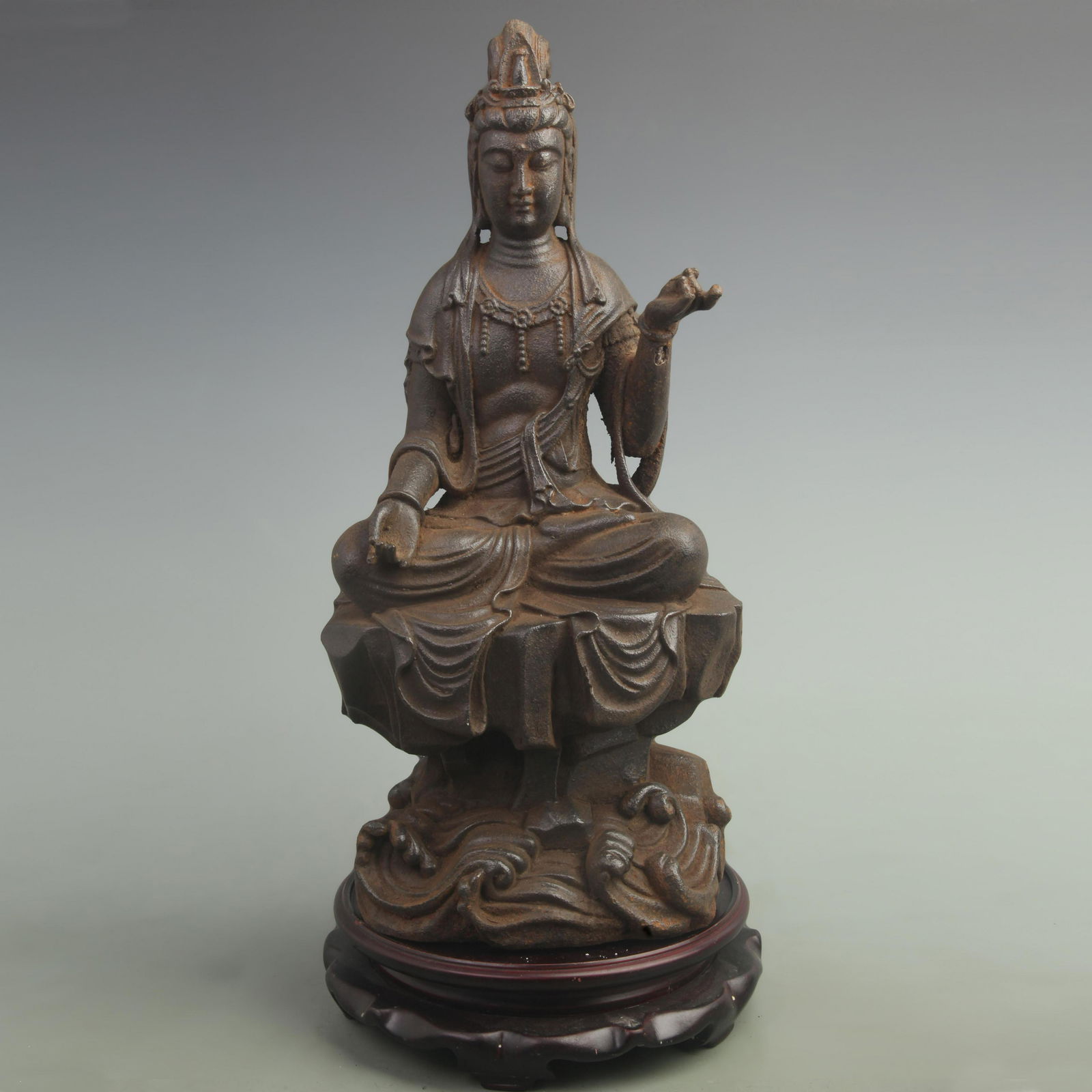 A FINELY MADE BRONZE GUANYIN STATUE (1 of 5)