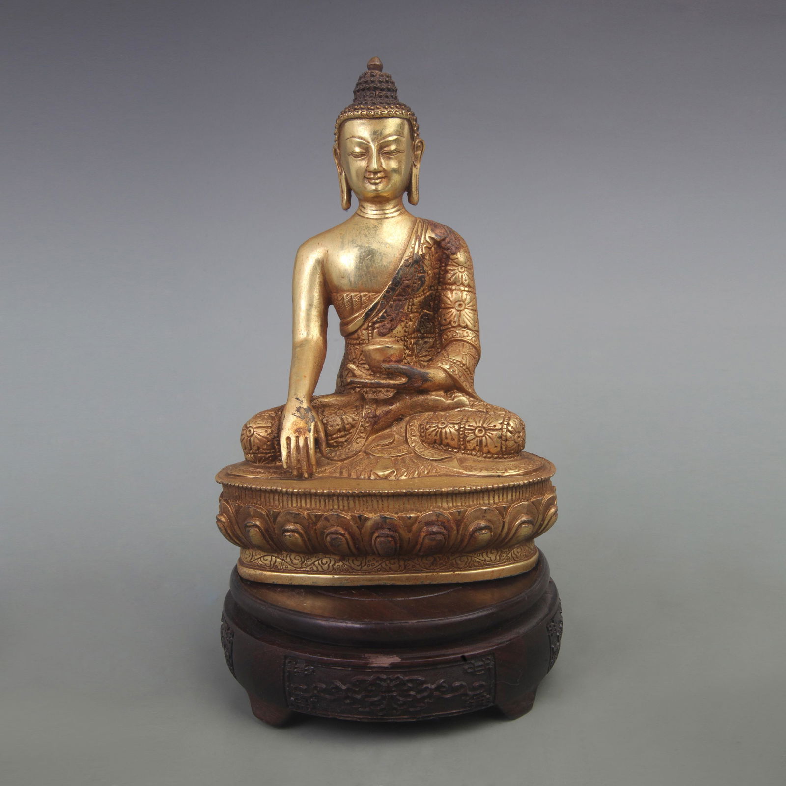 A FINE GILT BRONZE BUDDHA STATUE (1 of 4)