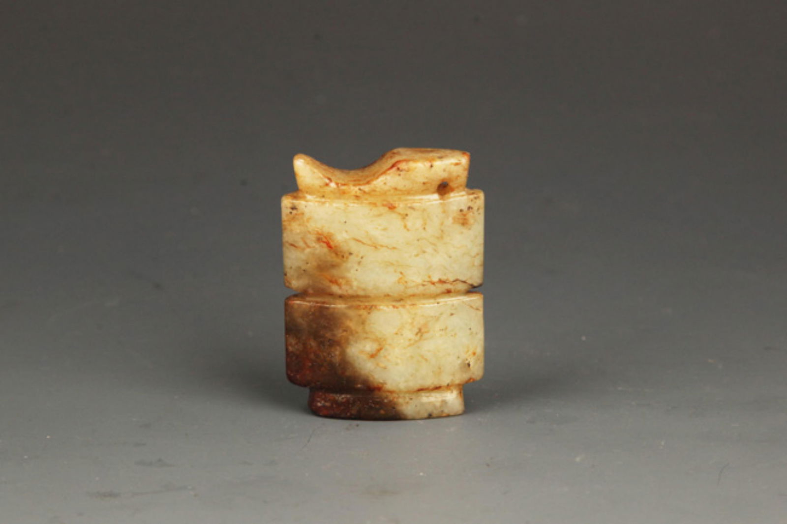 A FINE OLD CHINESE JADE PENDANT (1 of 4)