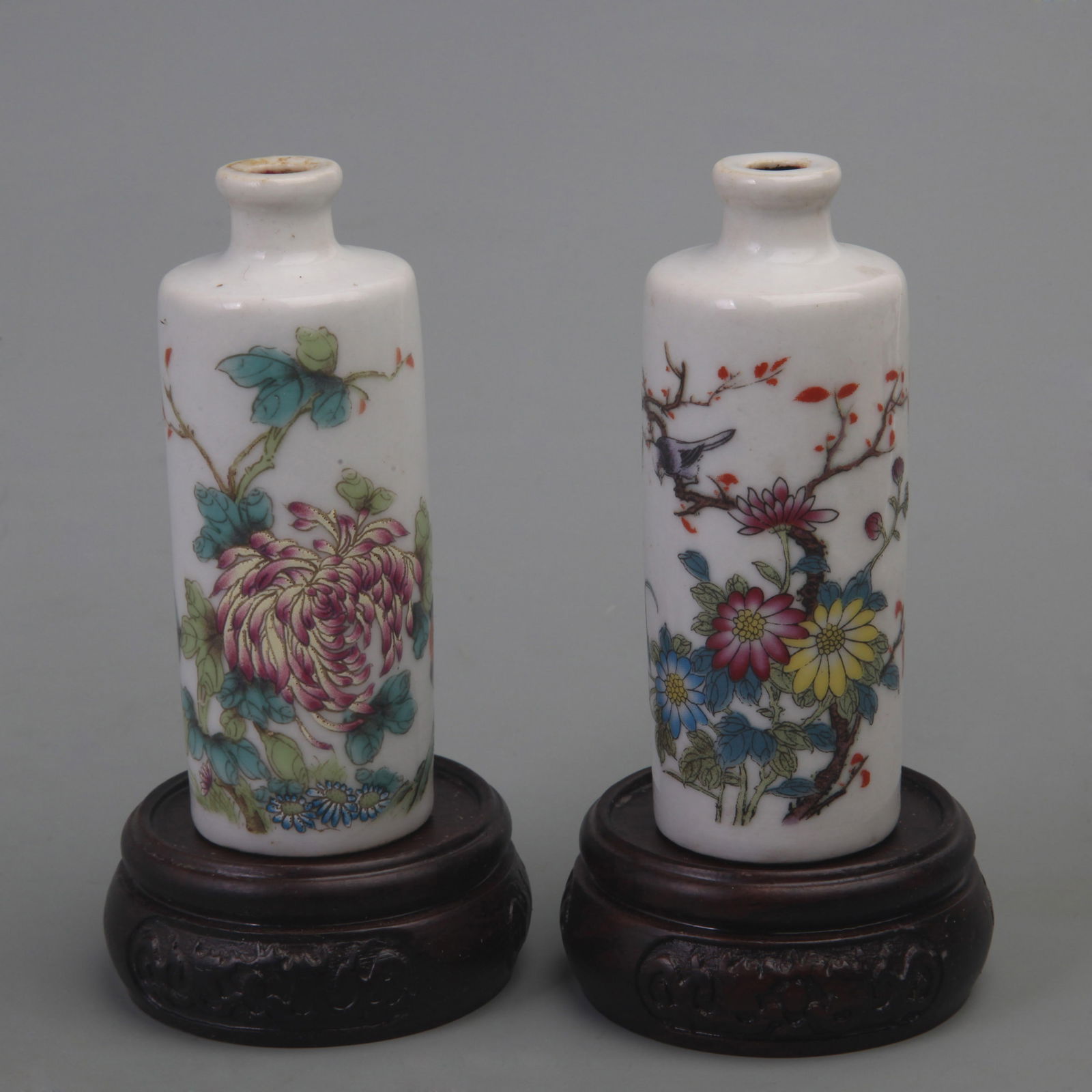 TWO FAMILLE ROSE FLOWER PATTERN SNUFF BOTTLE (1 of 11)