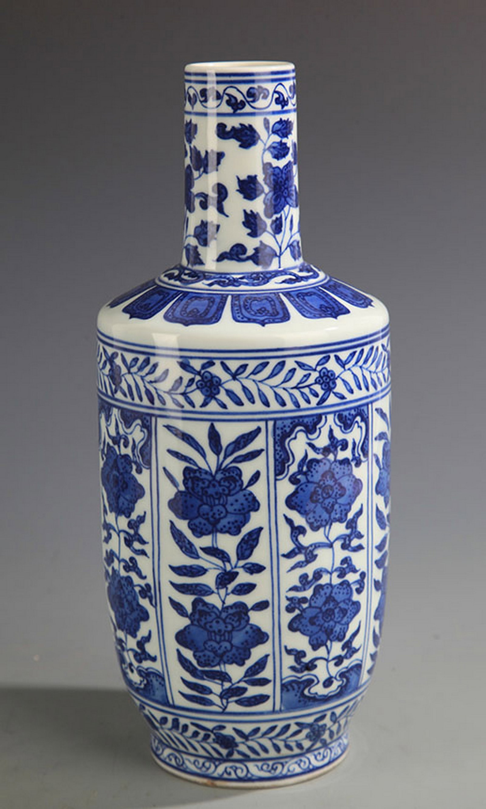 A BLUE AND WHITE FLOWER PORCELAIN MALLET VASE: Qing Dynasty, High: 10.25 inch; Diameter: 1.5 inch