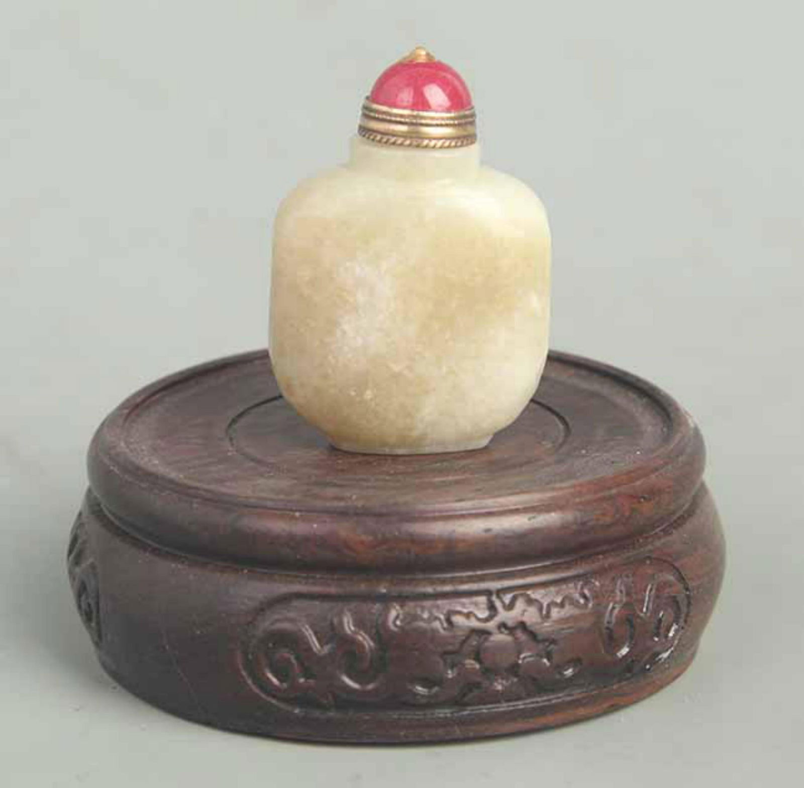 A FINE JADE MADE SNUFF BOTTLE (1 of 4)
