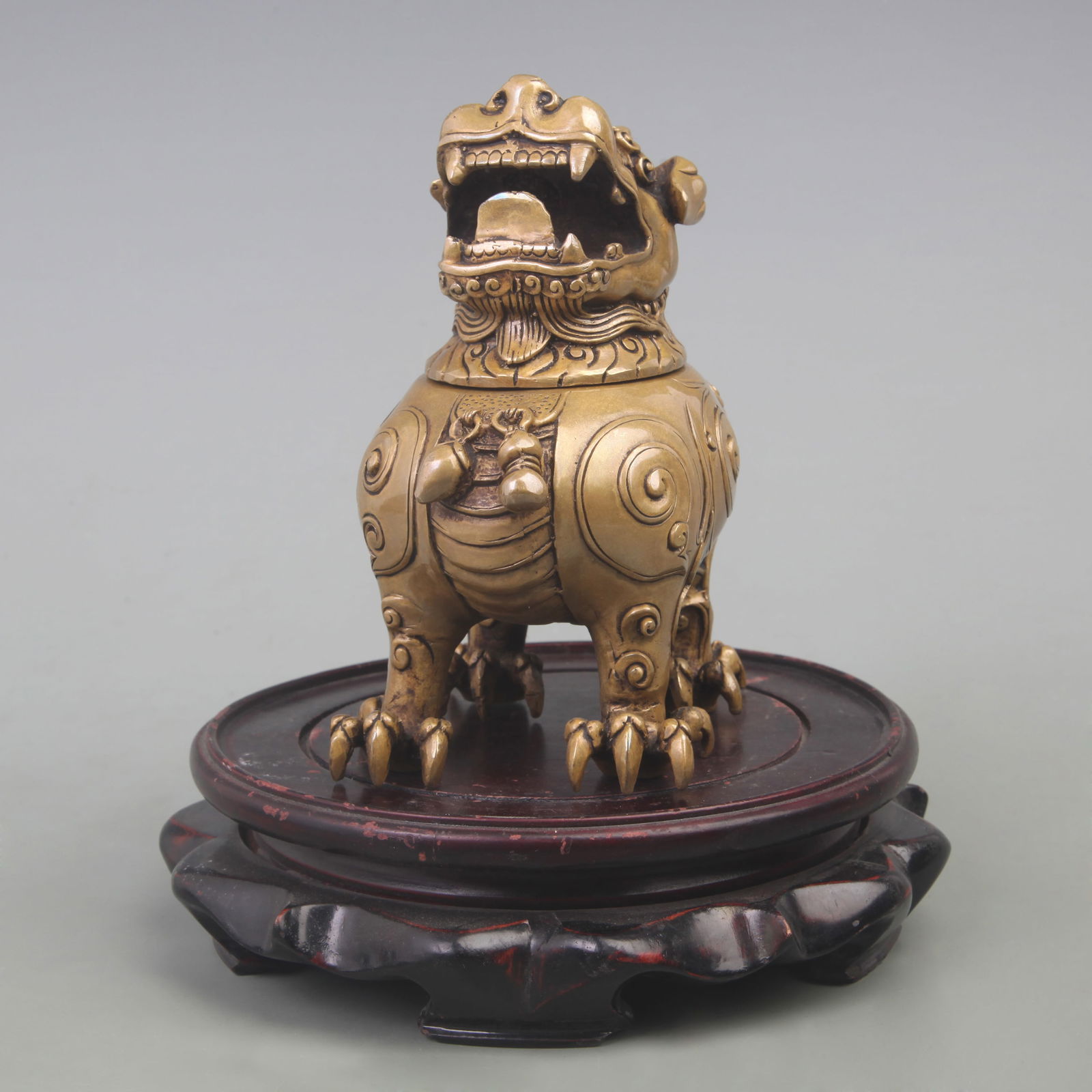 A FINE BRONZE MADE LION FIGURE INCENSE BURNER (1 of 5)