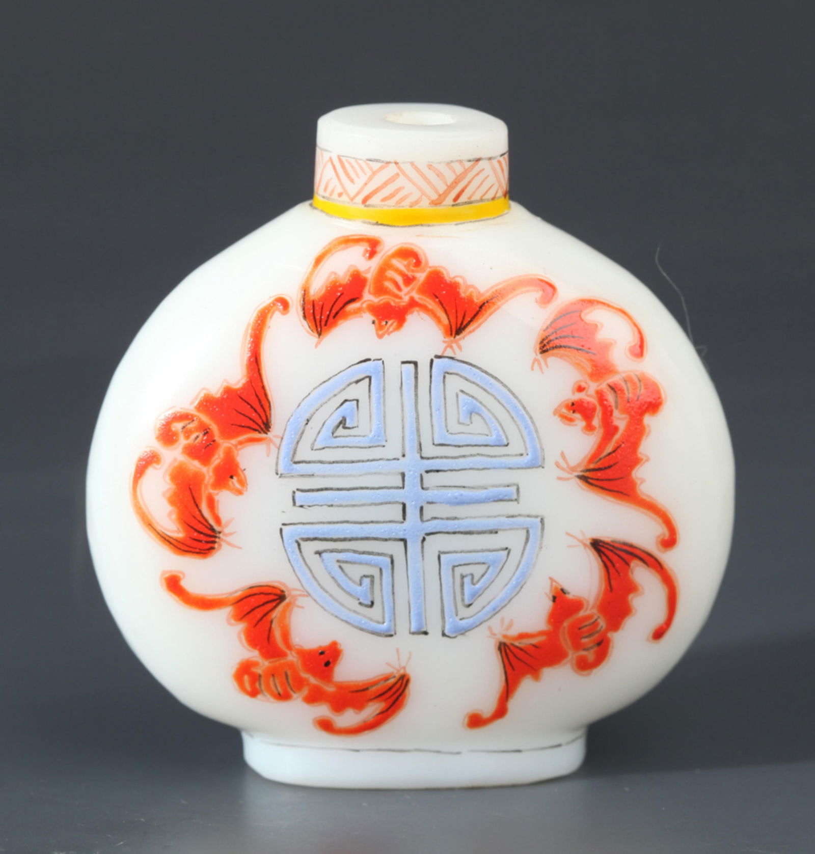 A FINE WHITE GLASS MADE SNUFF BOTTLE (1 of 3)