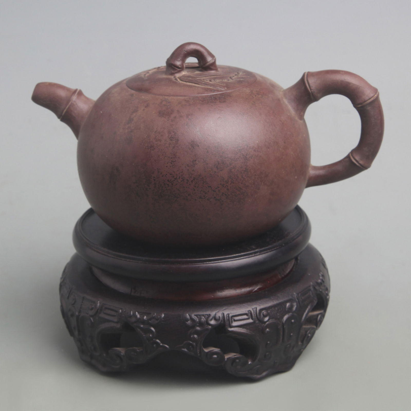A FINELY MADE ZI SHA TEAPOT (1 of 5)
