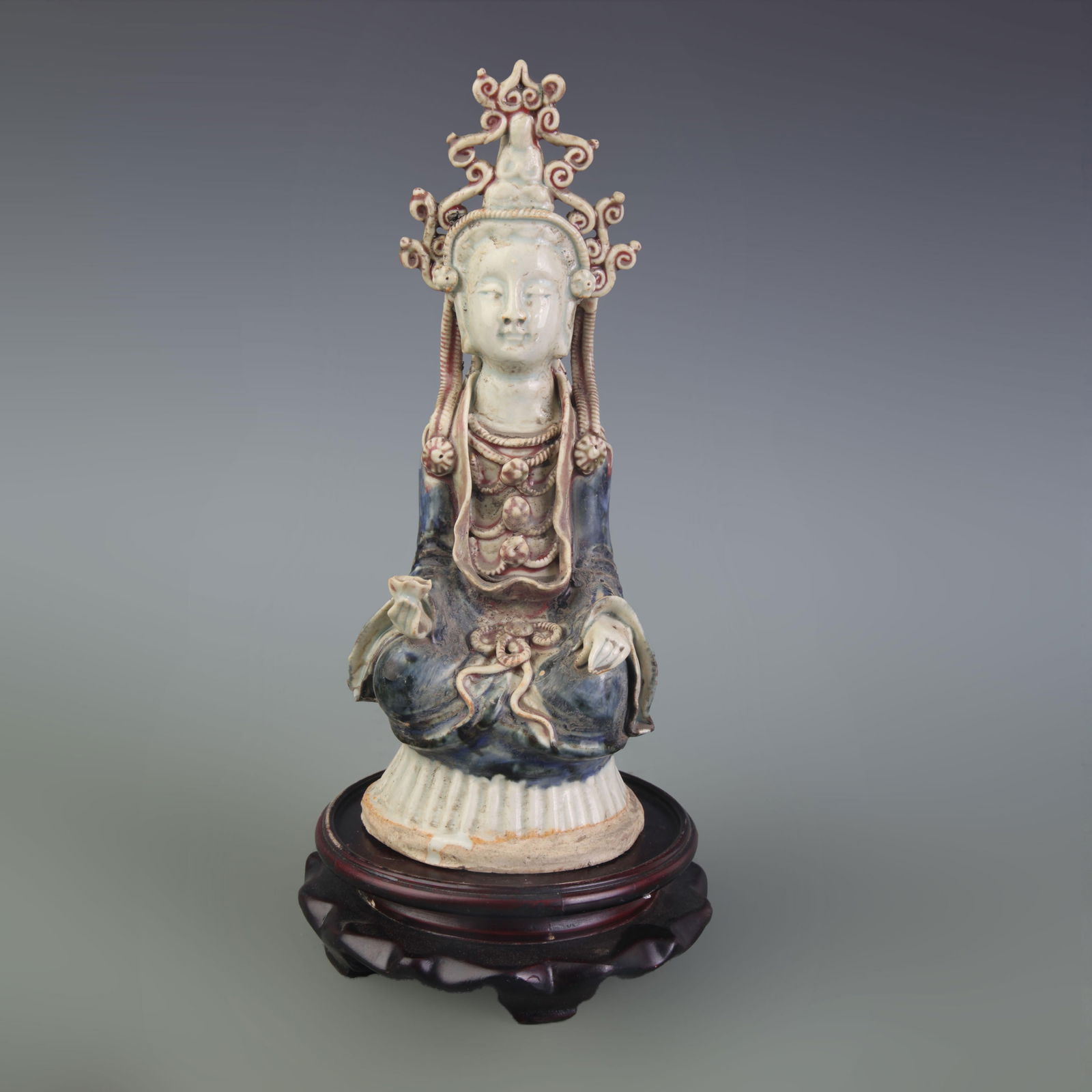 A FINE DEHUA PORCELAIN GUANYIN STATUE (1 of 5)