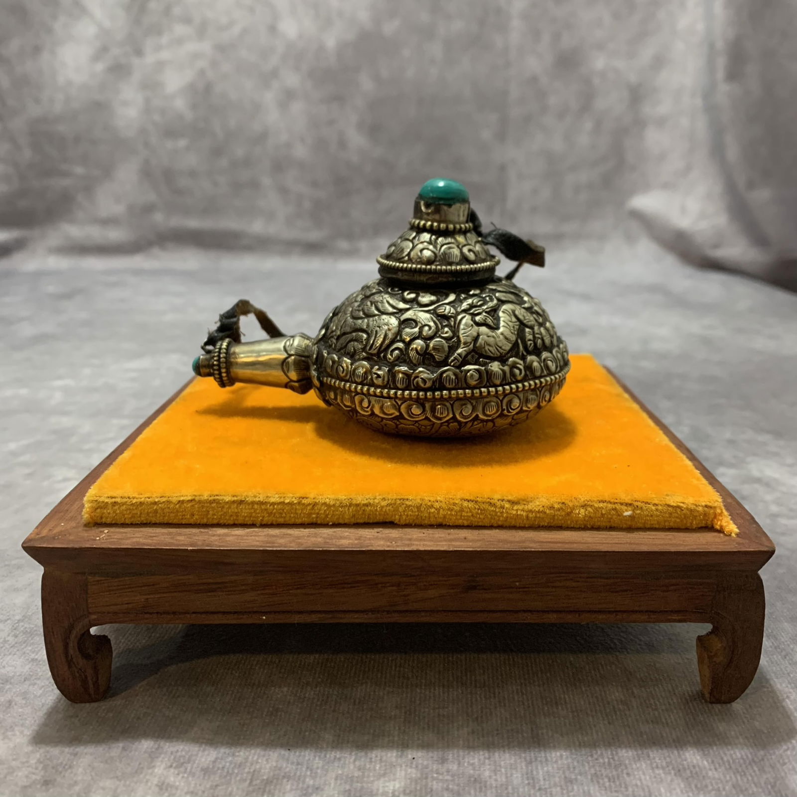 A FINE TIBETAN BUDDHISM WATER JAR (1 of 10)