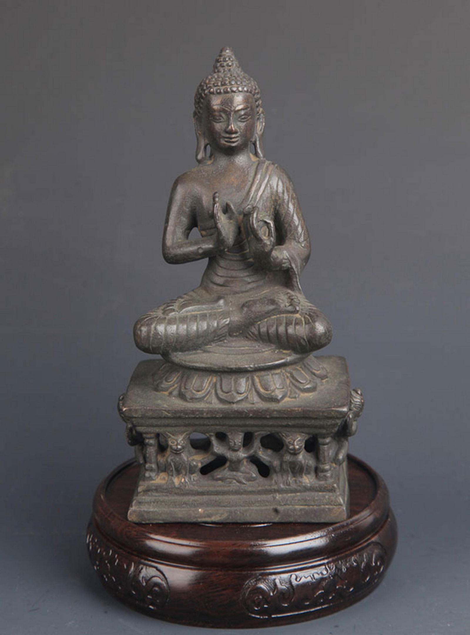 A FINE BRONZE STATUE OF THE SEATED SHAKYAMUNI BUDDHA (1 of 6)