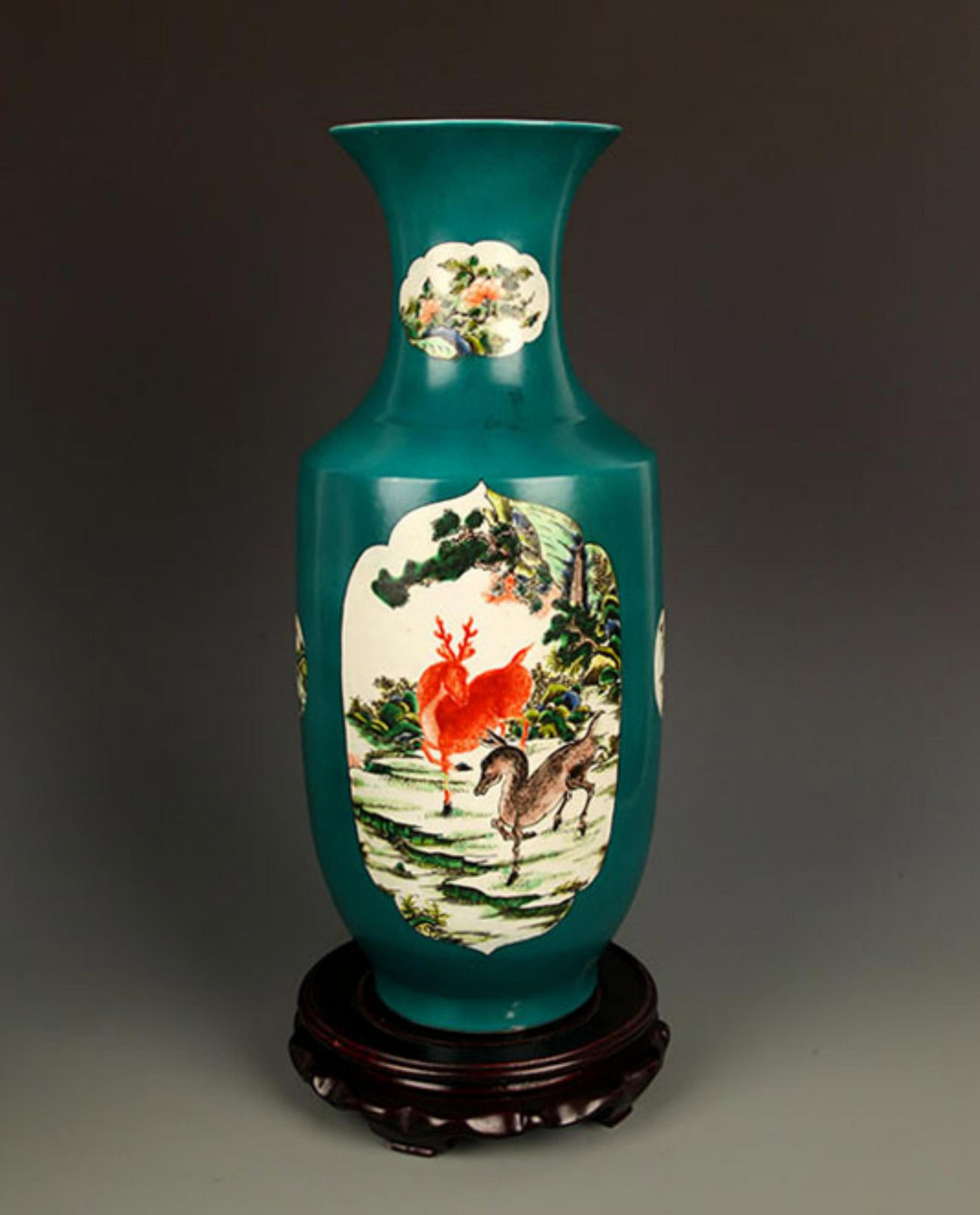 A BLUE GROUND FAMILLE ROSE COLOR ANIMAL PAINTING VASE (1 of 7)