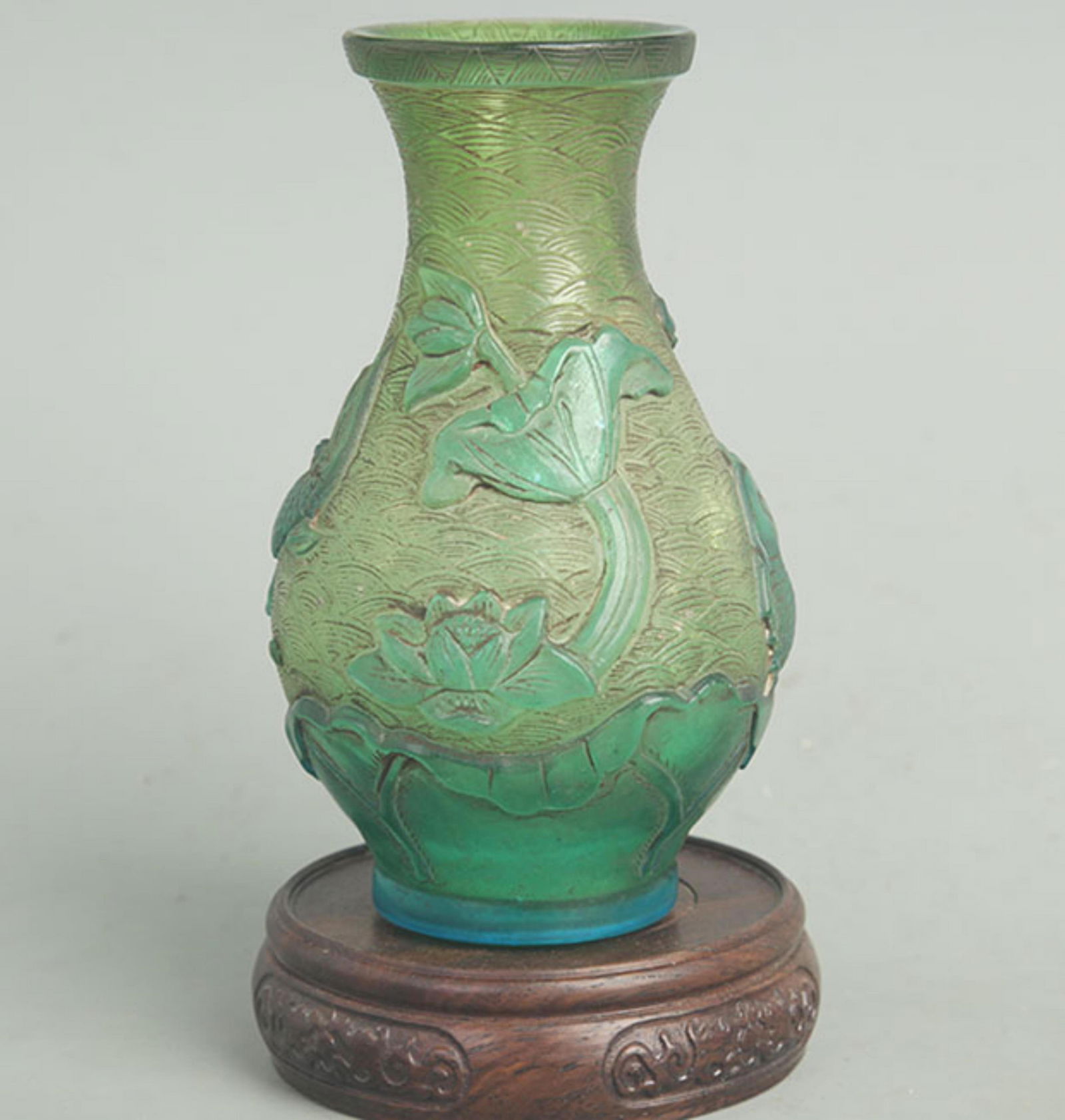 A FINE GREEN COLOR LOTUS PATTERN GLASS BOTTLE (1 of 4)