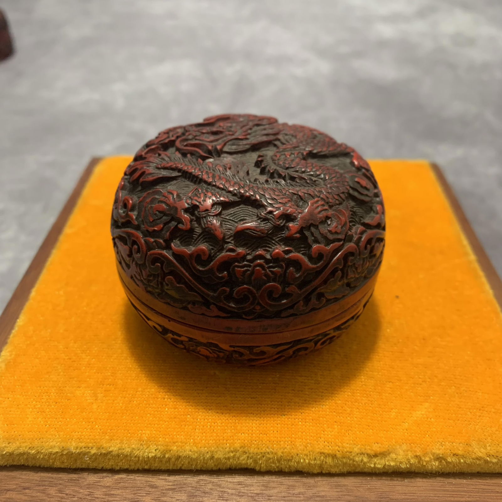 A SMALL CHINESE CARVED LACQUER BOX (1 of 5)