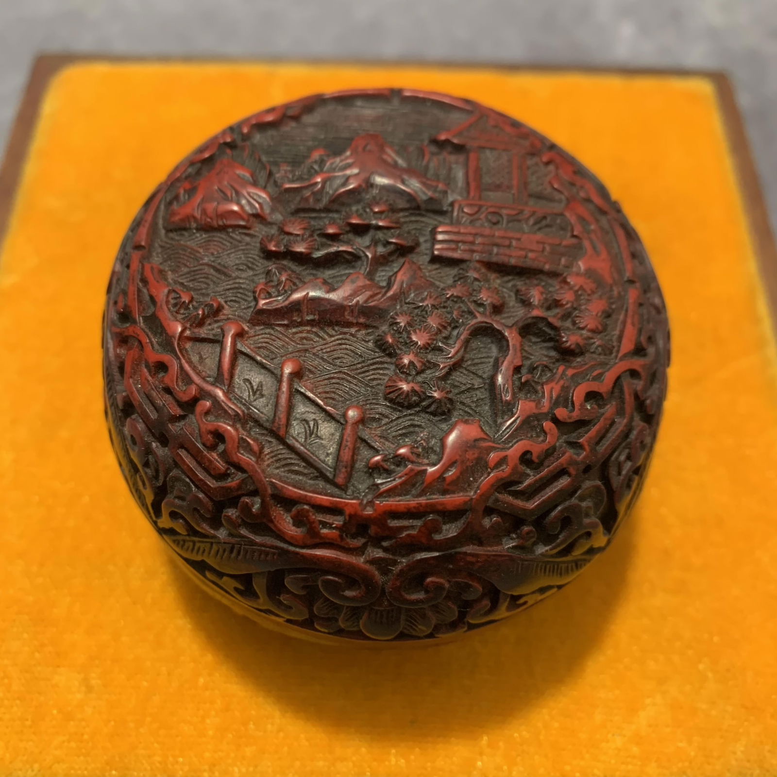 A SMALL CHINESE CARVED LACQUER BOX (1 of 4)