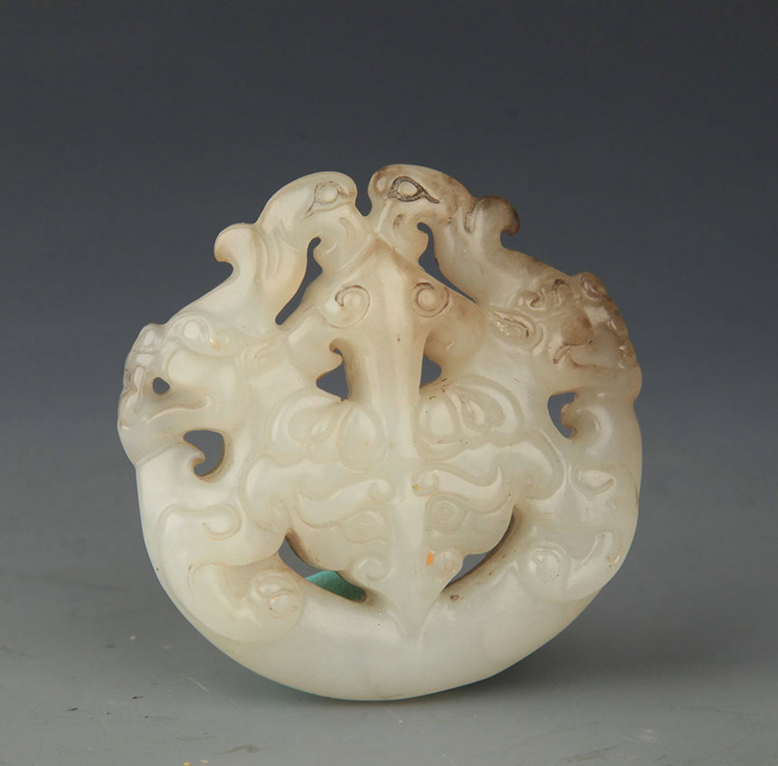 A FINE ROUND DOUBLE DRAGON PENDANT: Ming Dynasty Style, Diameter: 2.0 inch;
