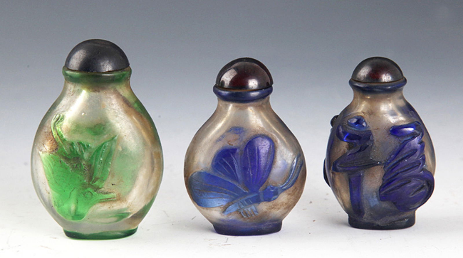 SET OF THREE GLASS SNUFF BOTTLES (1 of 4)