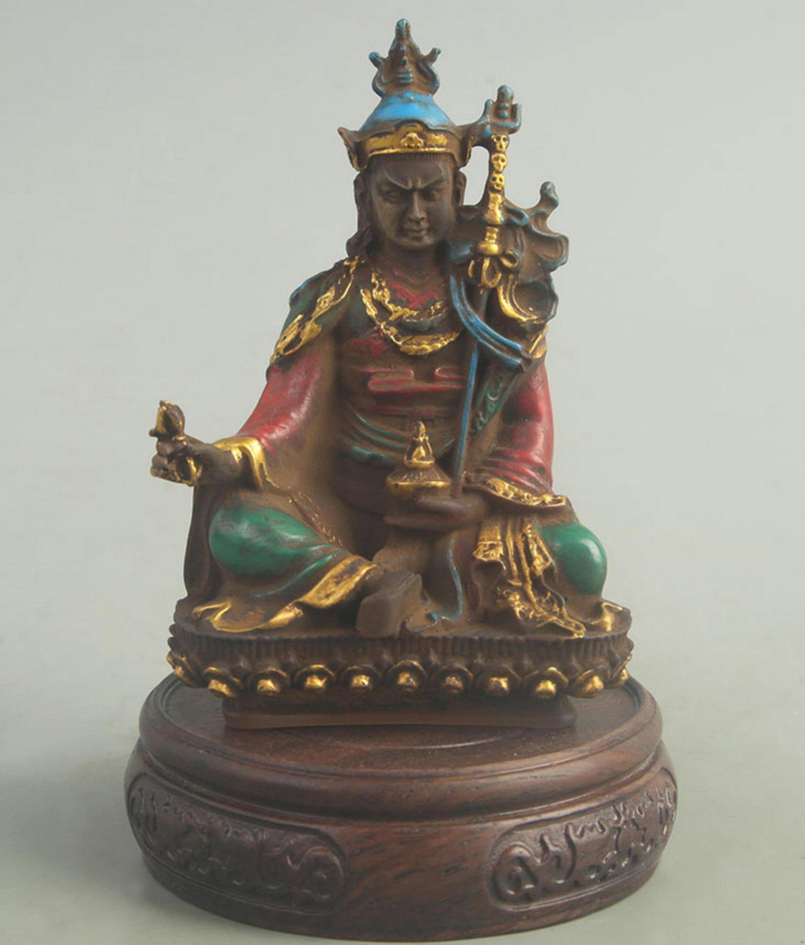 A FINE COLOR GLASS MADE TIBETAN BUDDHIST LOTUS GURU: Qing Dynasty Qianlong Period, High: 4.80 inch; Width:1.80 inch; Long:3.00 inch