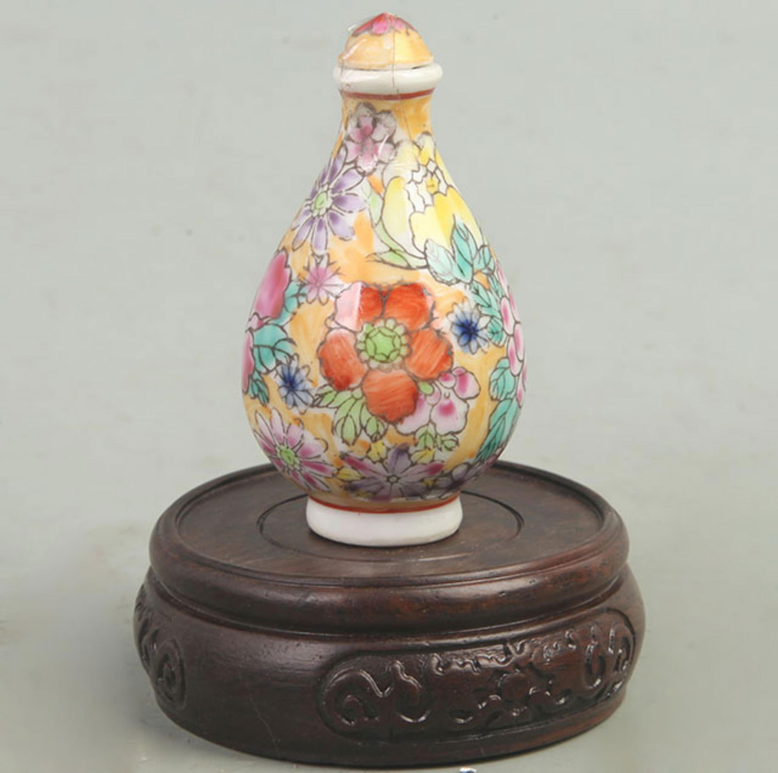 A FINE PORCELAIN MADE SNUFF BOTTLE (1 of 5)
