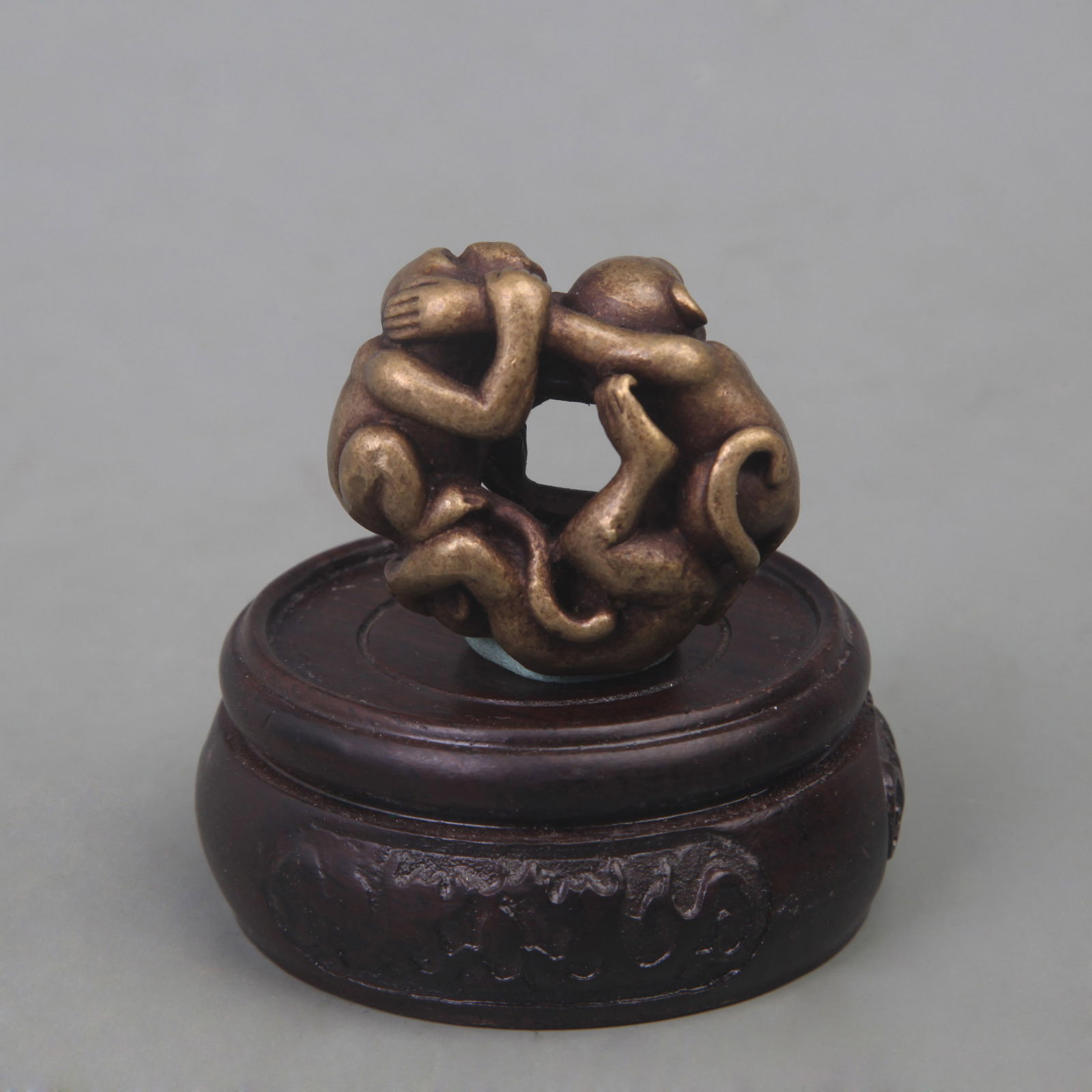 A FINELY MADE BRONZE MONKEY FIGURE (1 of 4)