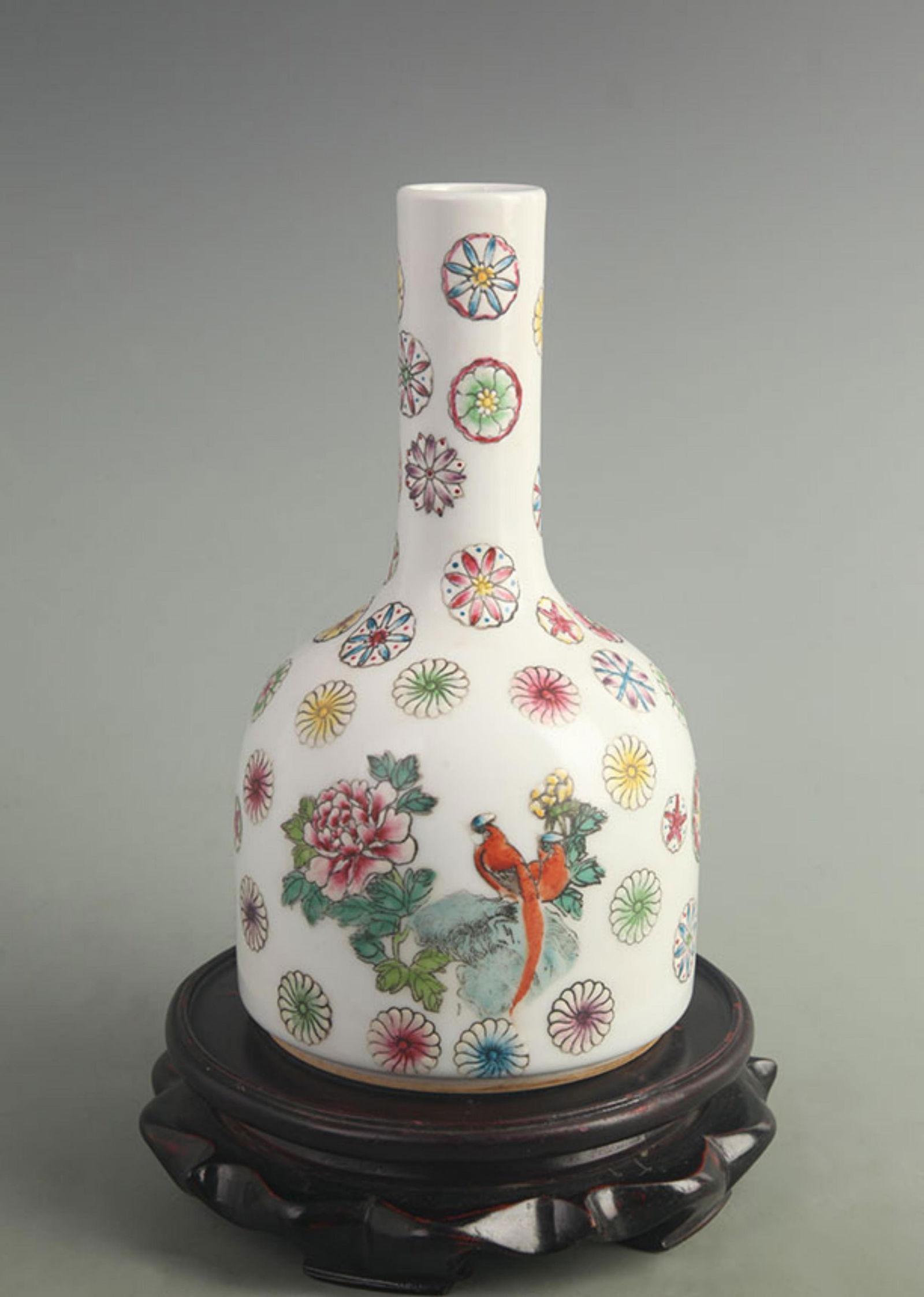 A FINE FAMILLE ROSE FLOWER PATTERN LONG-NECKED VASE (1 of 5)