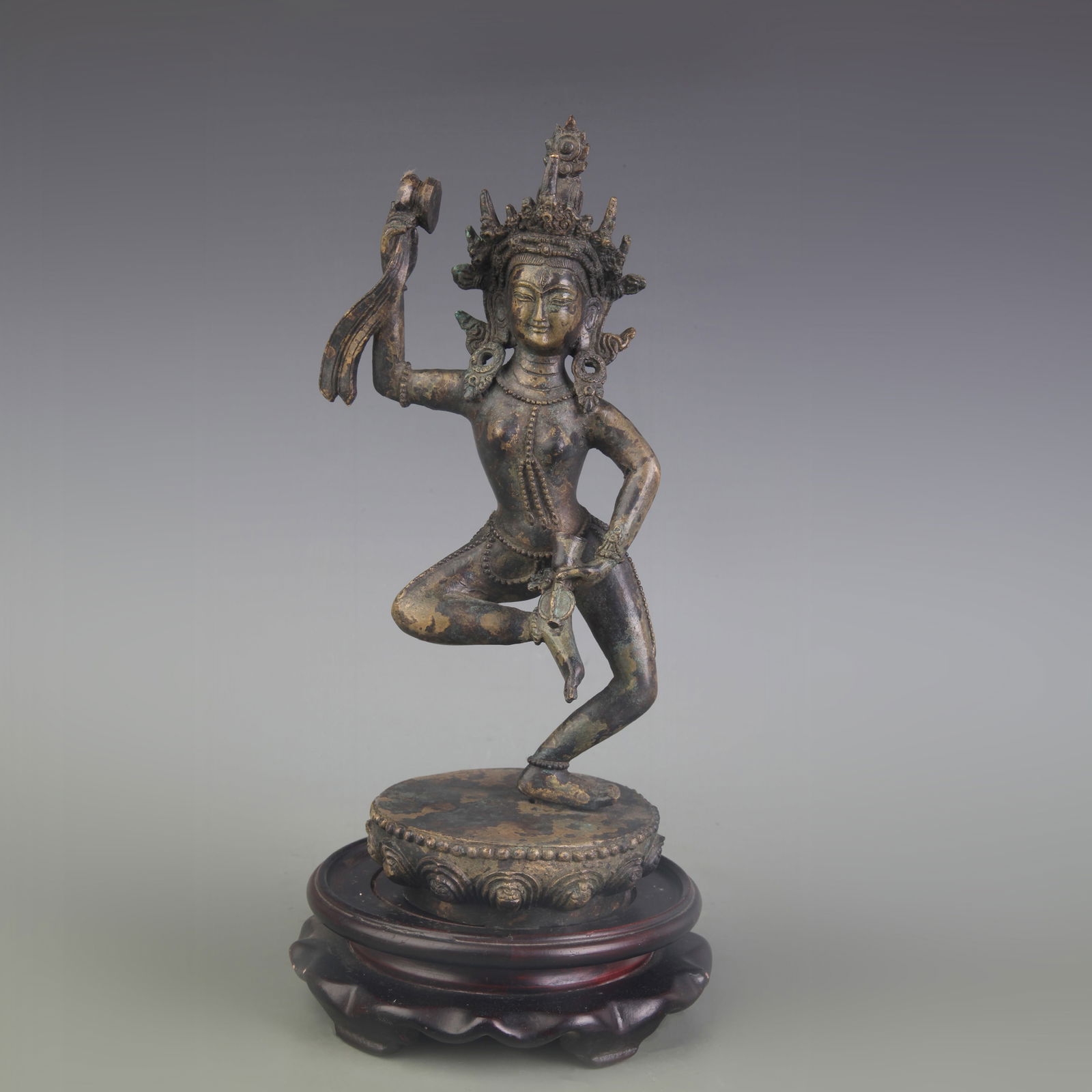 A FINE BRONZE AVALOKITESHVARA BUDDHA STATUE (1 of 5)