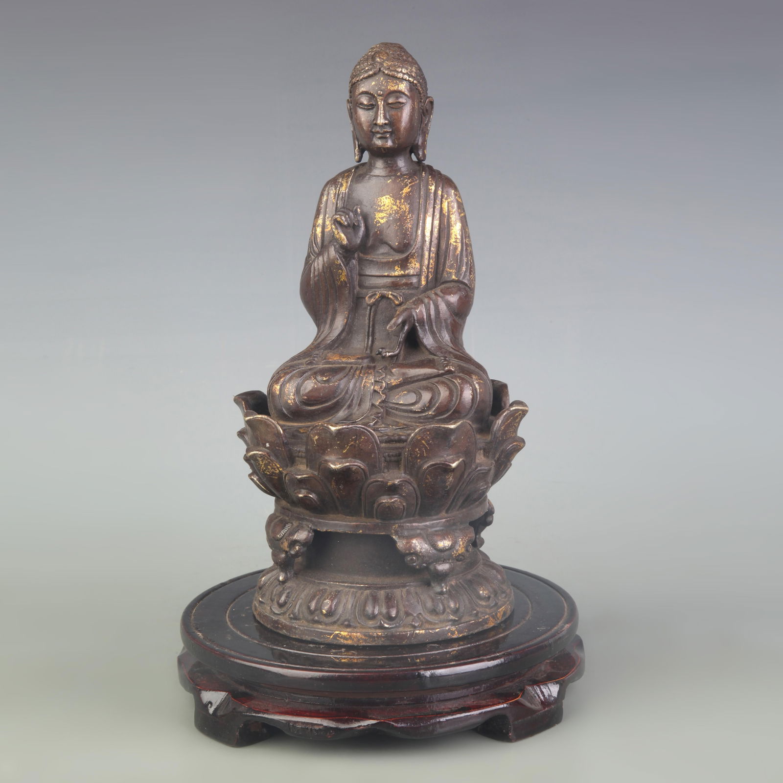A FINE BRONZE SEATED GUANYIN STATUE (1 of 6)
