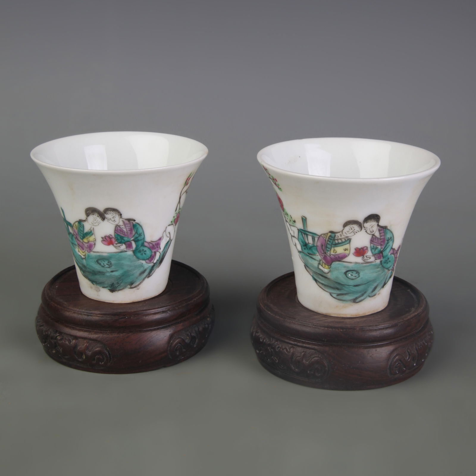 PAIR OF FAMILLE ROSE FIGURE PATTERN TEA CUPS (1 of 6)