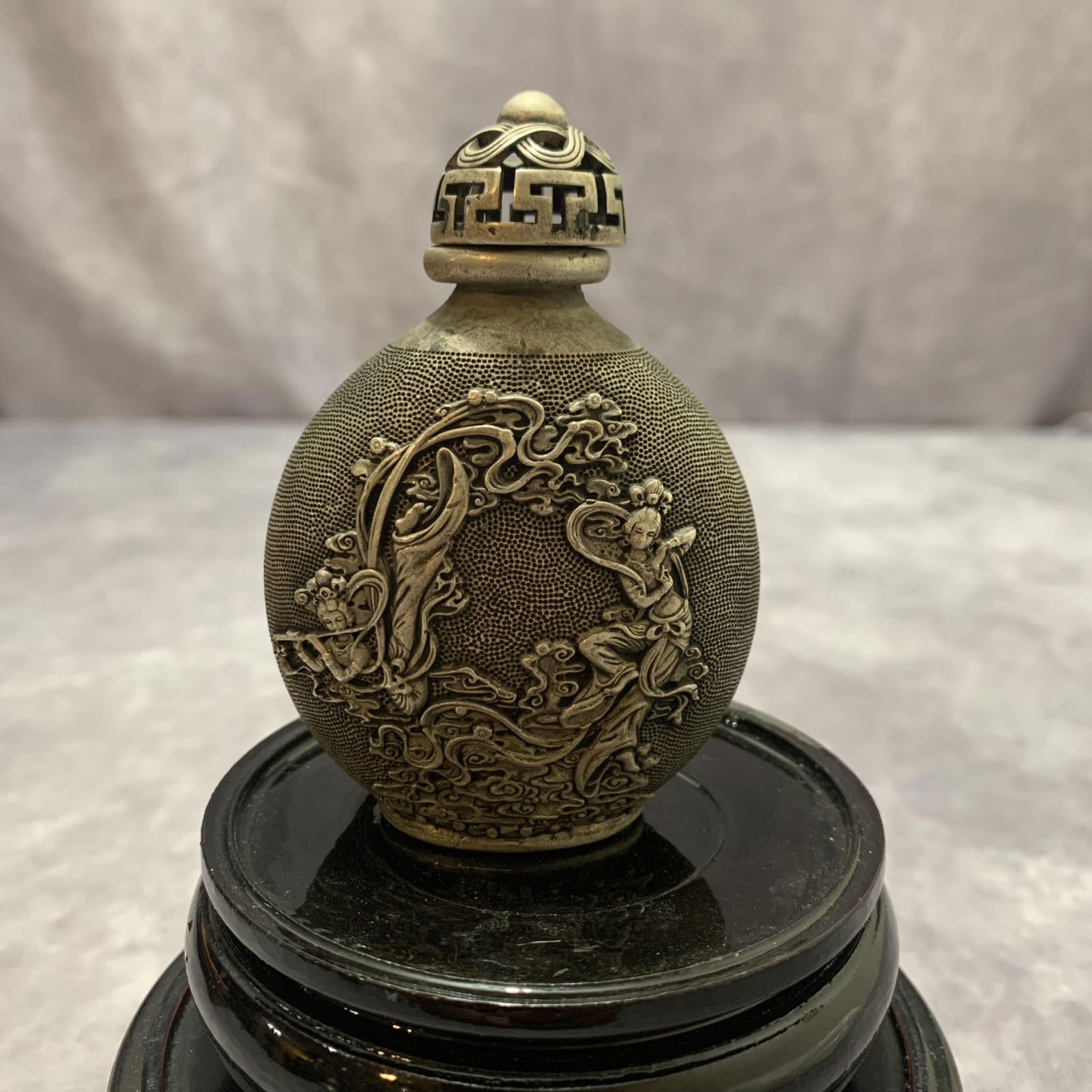 A FINELY CARVED WHITE BRONZE SNUFF BOTTLE (1 of 6)
