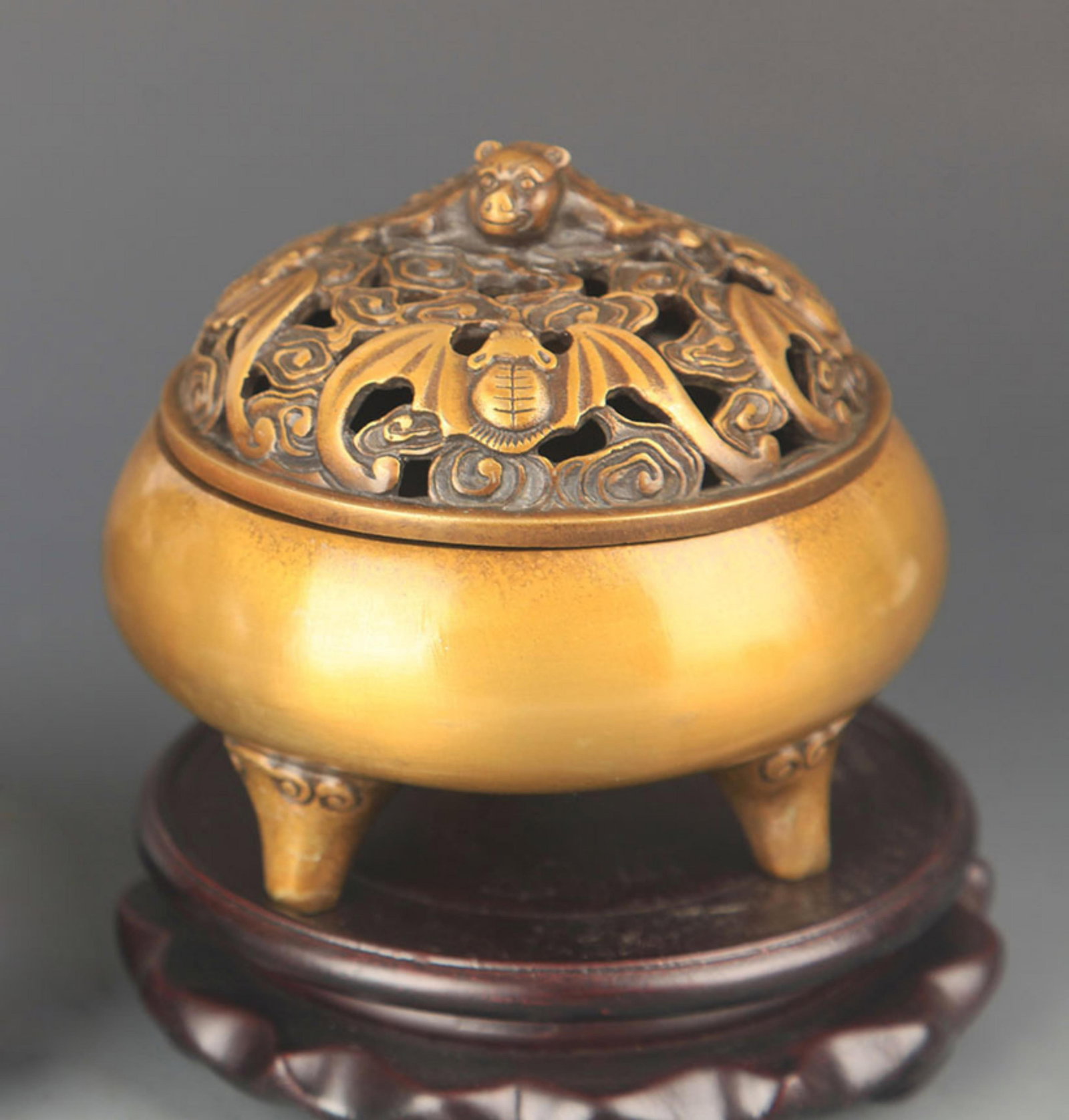 A FINE BAT TOP FIGURE BRONZE INCENSE BURNER: Qing Dynasty, High: 4.5 inch; Diameter: 4.0 inch